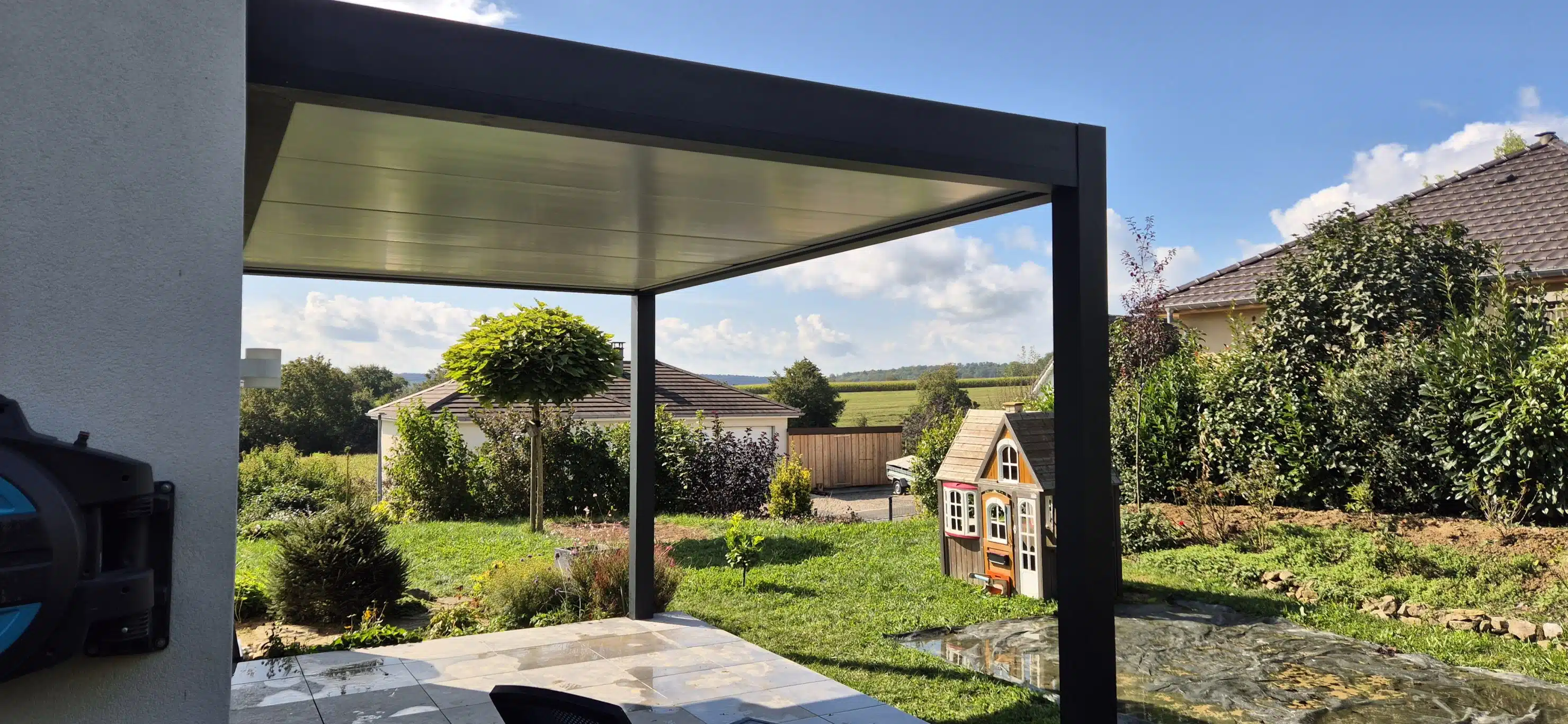 Pergola aluminium adossée avec toiture plate fixe isolée en bac acier à Obermorschwiller