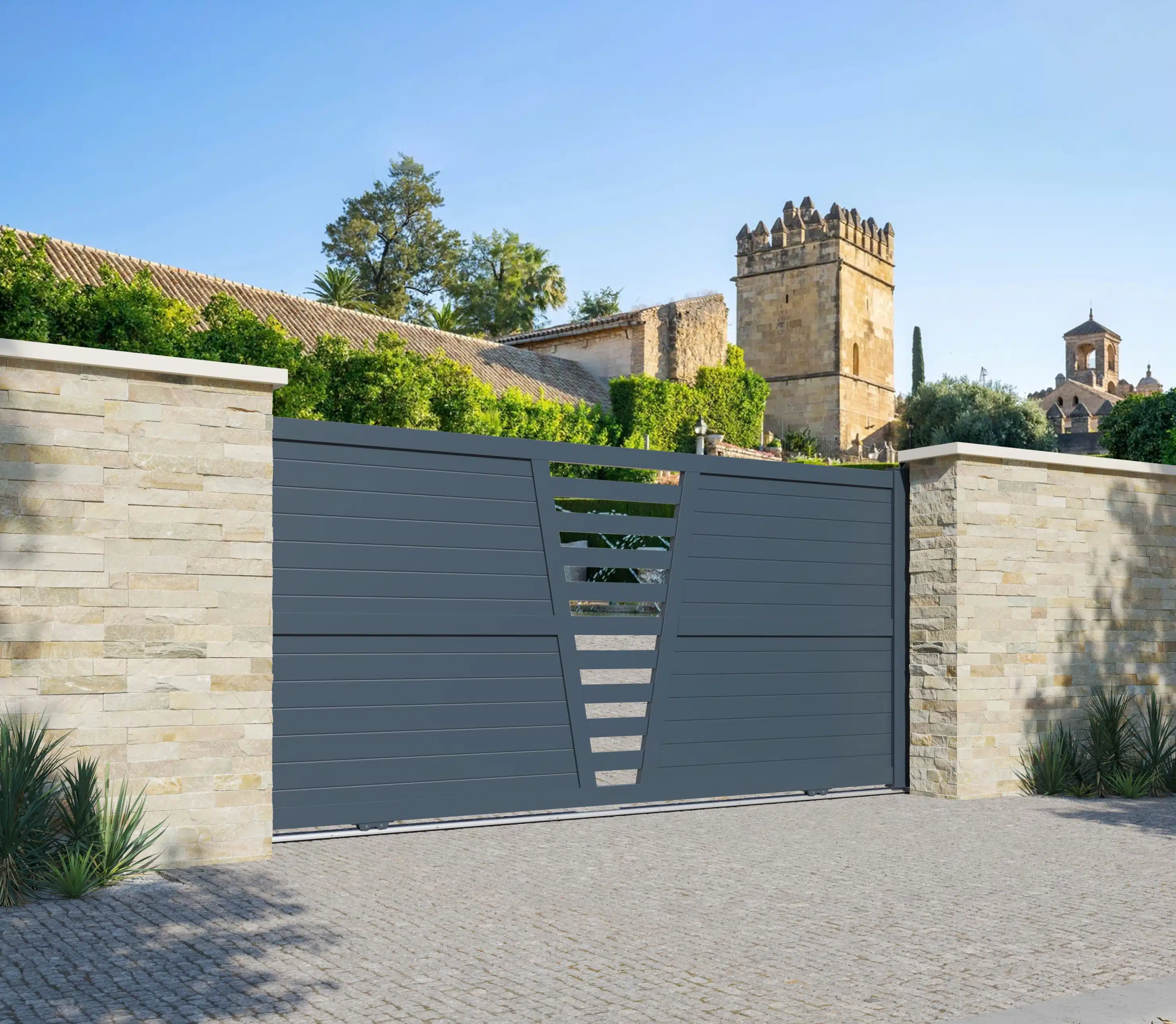 Portail coulissant en aluminium sur mesure posé en Alsace, design moderne et sécurisé pour maison individuelle