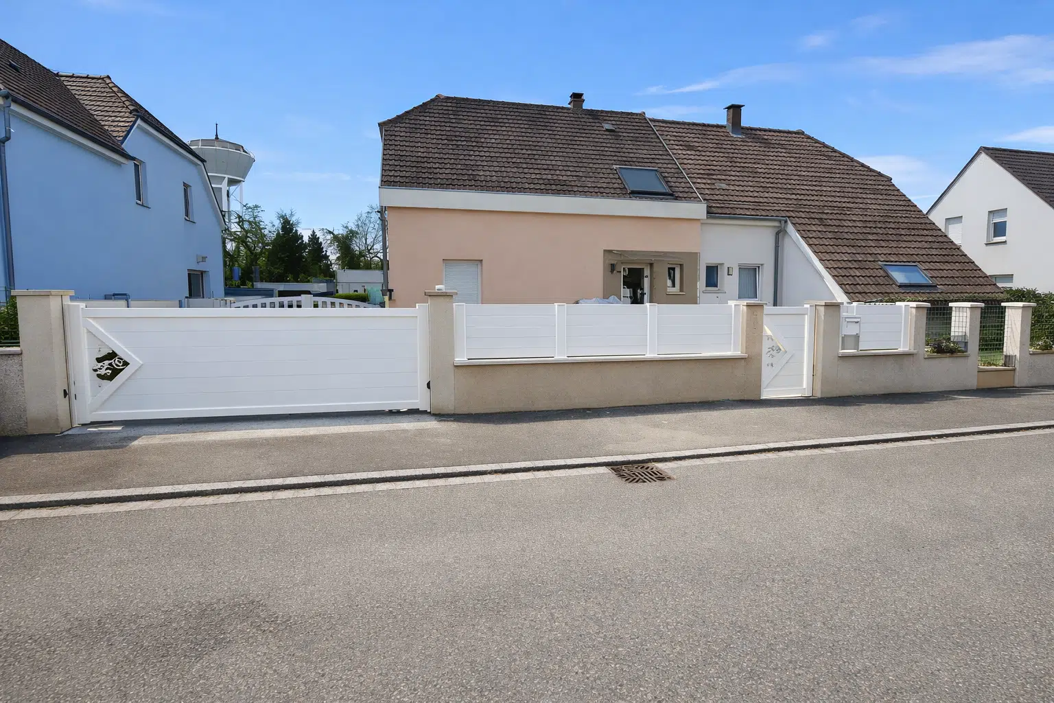 Portail coulissant aluminium motorisé avec clôture assortie et portillon sécurisé à Horbourg-Wihr