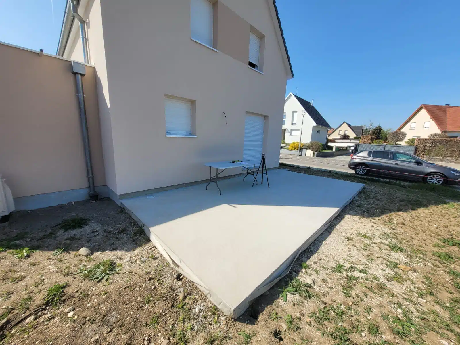 Zone terrasse avant installation d’une pergola bioclimatique motorisée en aluminium couleur taupe à Meyenheim