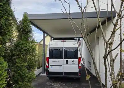 Vue arrière d’un carport camping-car adossé en aluminium avec toiture plate grande dimension à Guewenheim