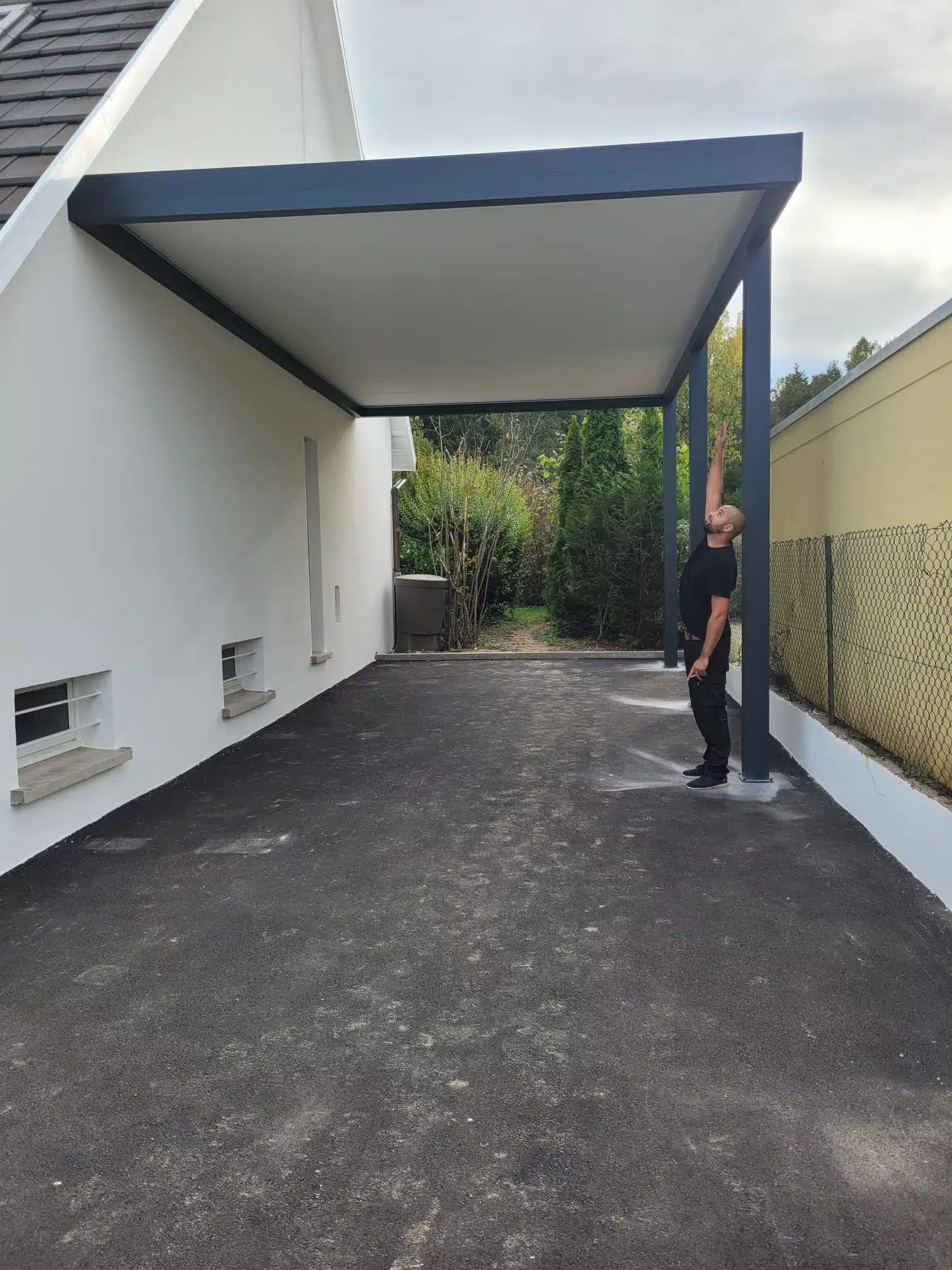Carport camping-car adossé sans véhicule montrant la grande hauteur et la toiture plate à Guewenheim