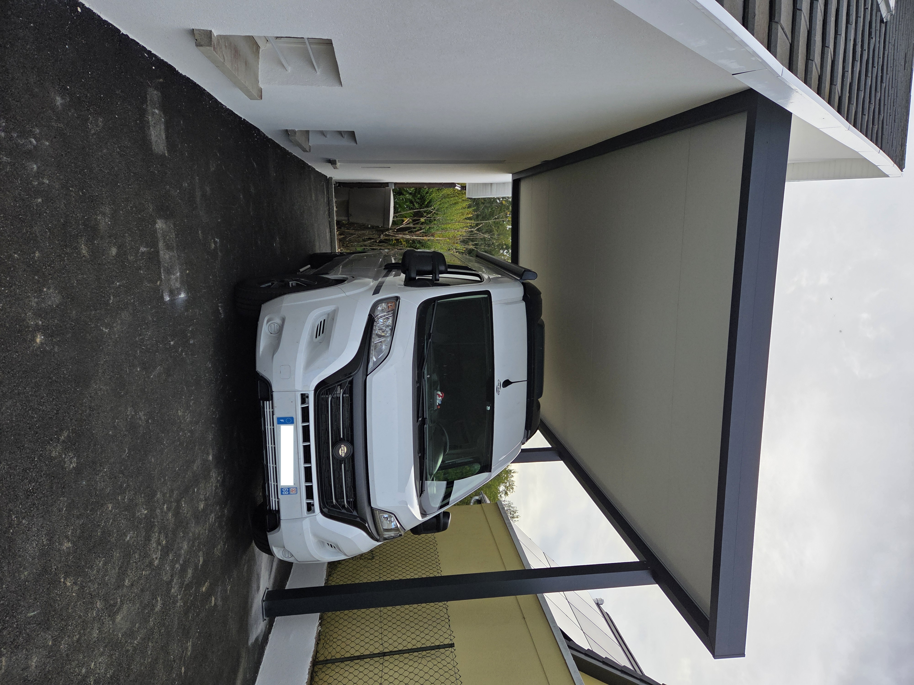 Carport camping-car – vue sous toiture – aluminium – Guewenheim Vue sous toiture d’un carport camping-car adossé en aluminium avec toiture plate à Guewenheim