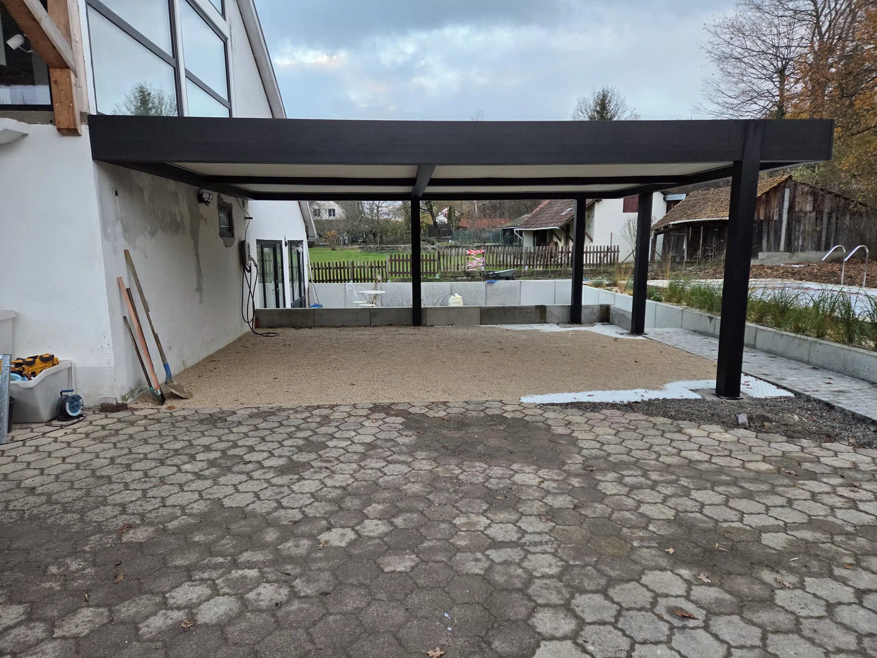Carport double aluminium noir mat RAL 9005 avec poteaux décalés à Muespach, vue de face