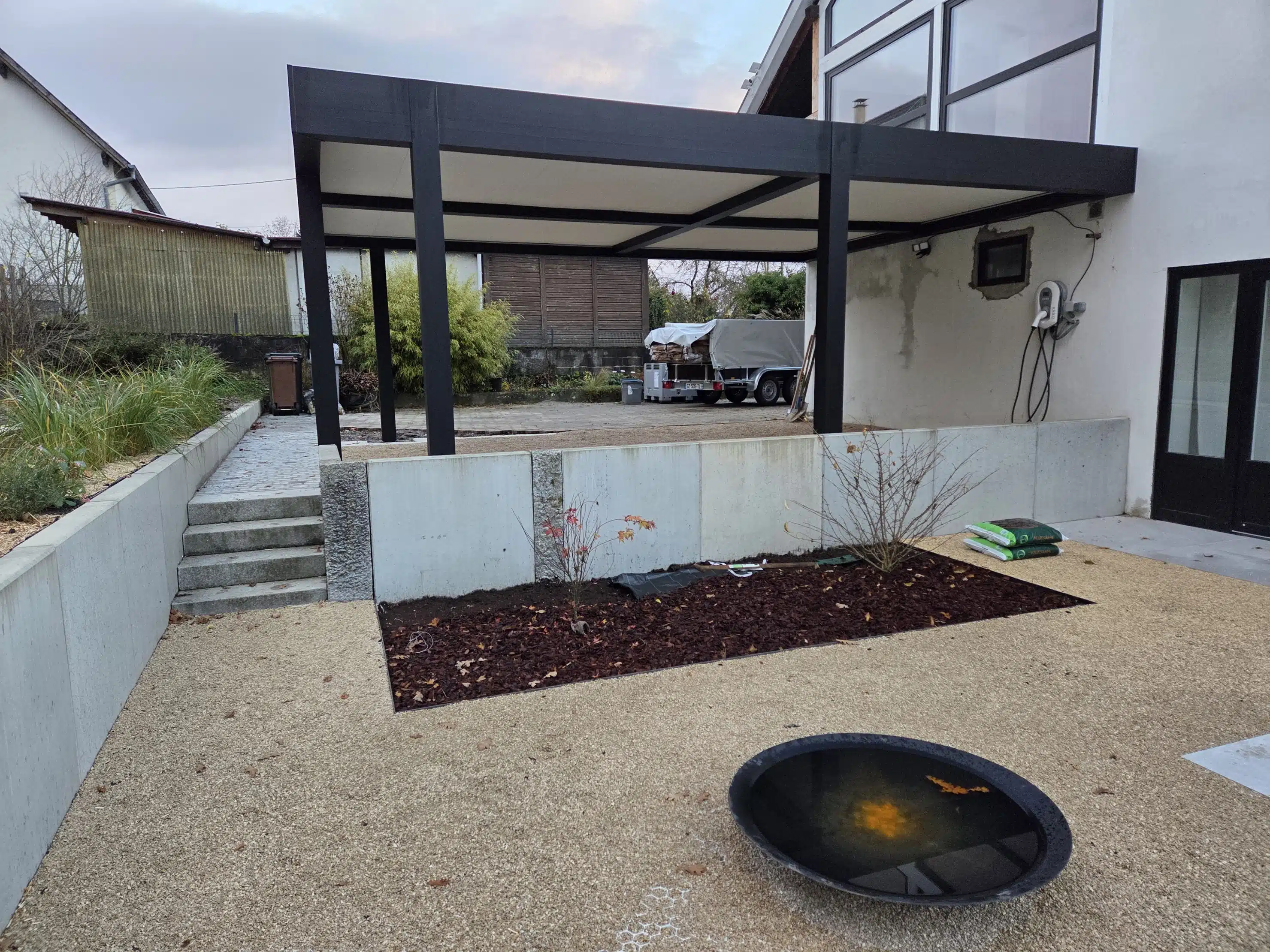 Carport double aluminium sur mesure à Muespach vu de l’arrière, implantation dans l’environnement extérieur