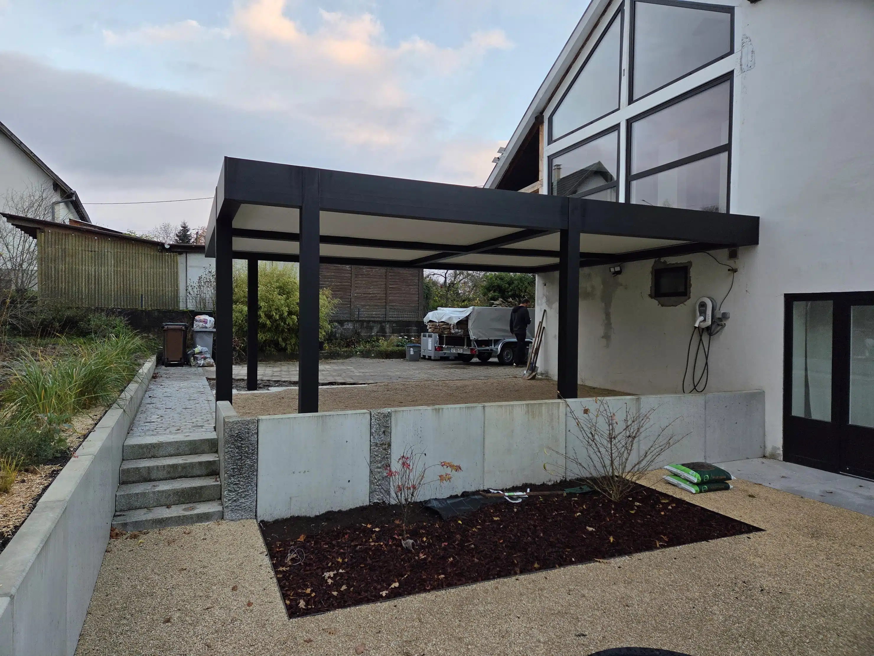 Carport double module en aluminium à Muespach, vue arrière avec toiture plate et poteaux déportés