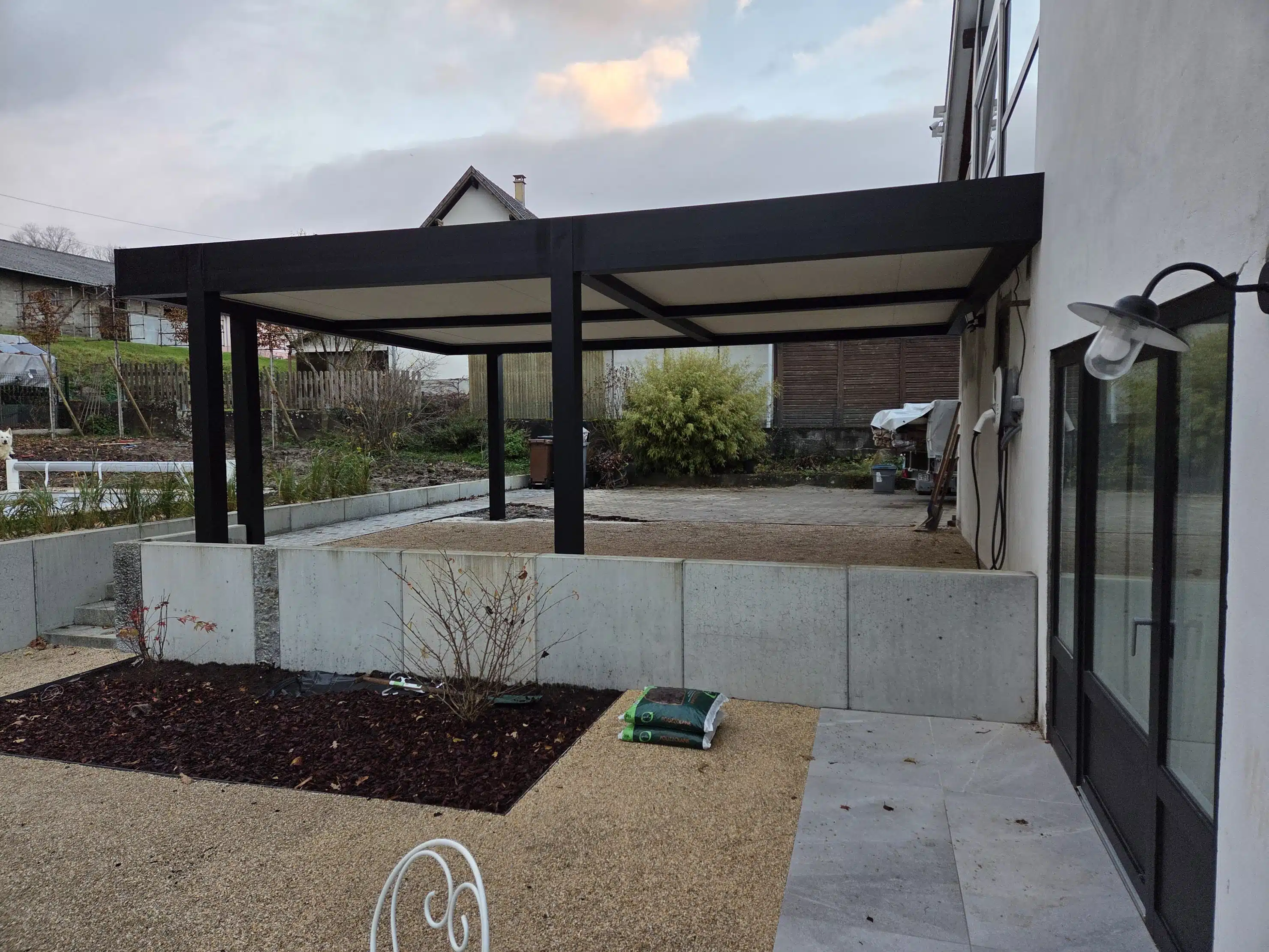 Carport double aluminium à Muespach, vue en biais arrière avec poteaux déportés