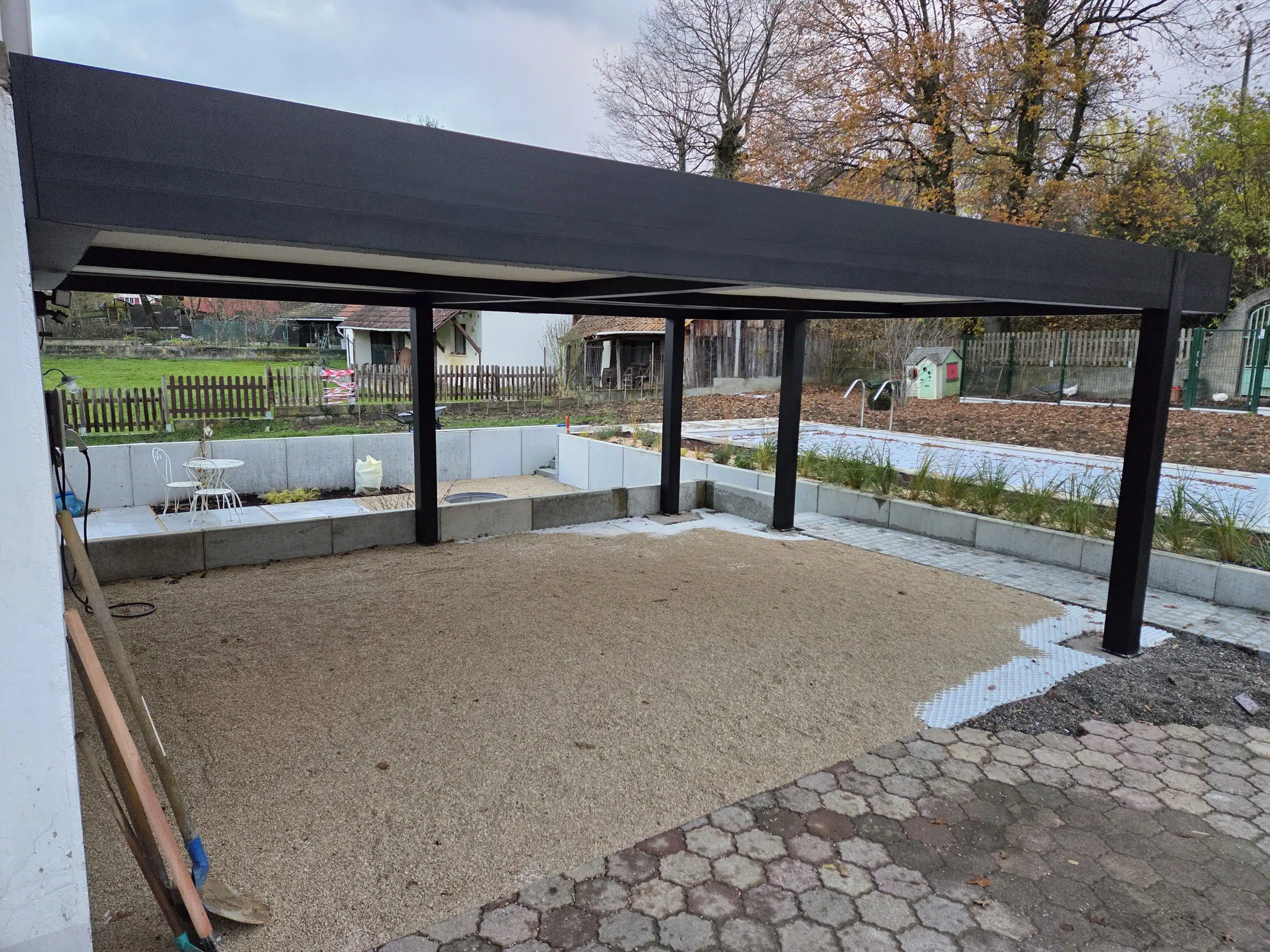 Détail du carport double aluminium à Muespach, vue rapprochée en biais