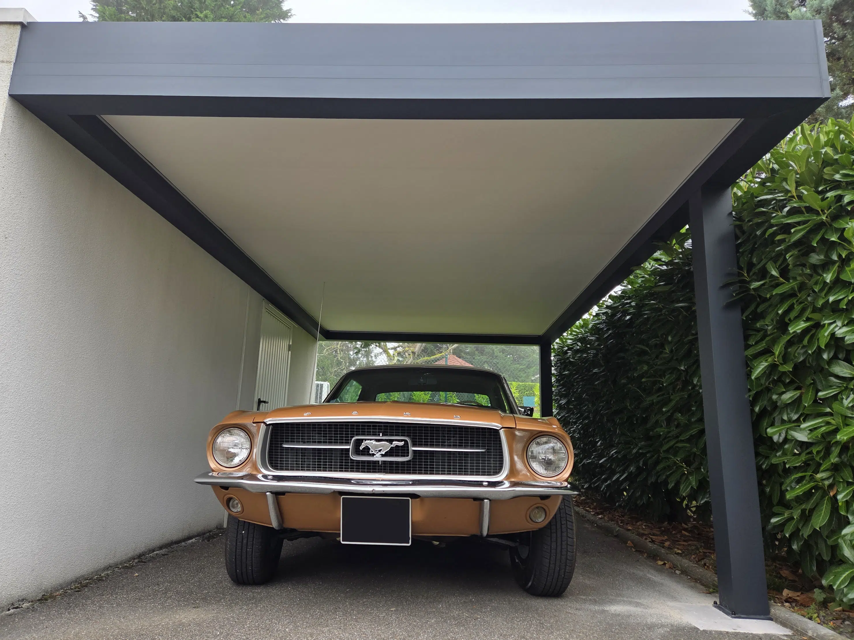 Vue de face dessous d’un carport aluminium adossé Grandlux à Michelbach-le-Haut