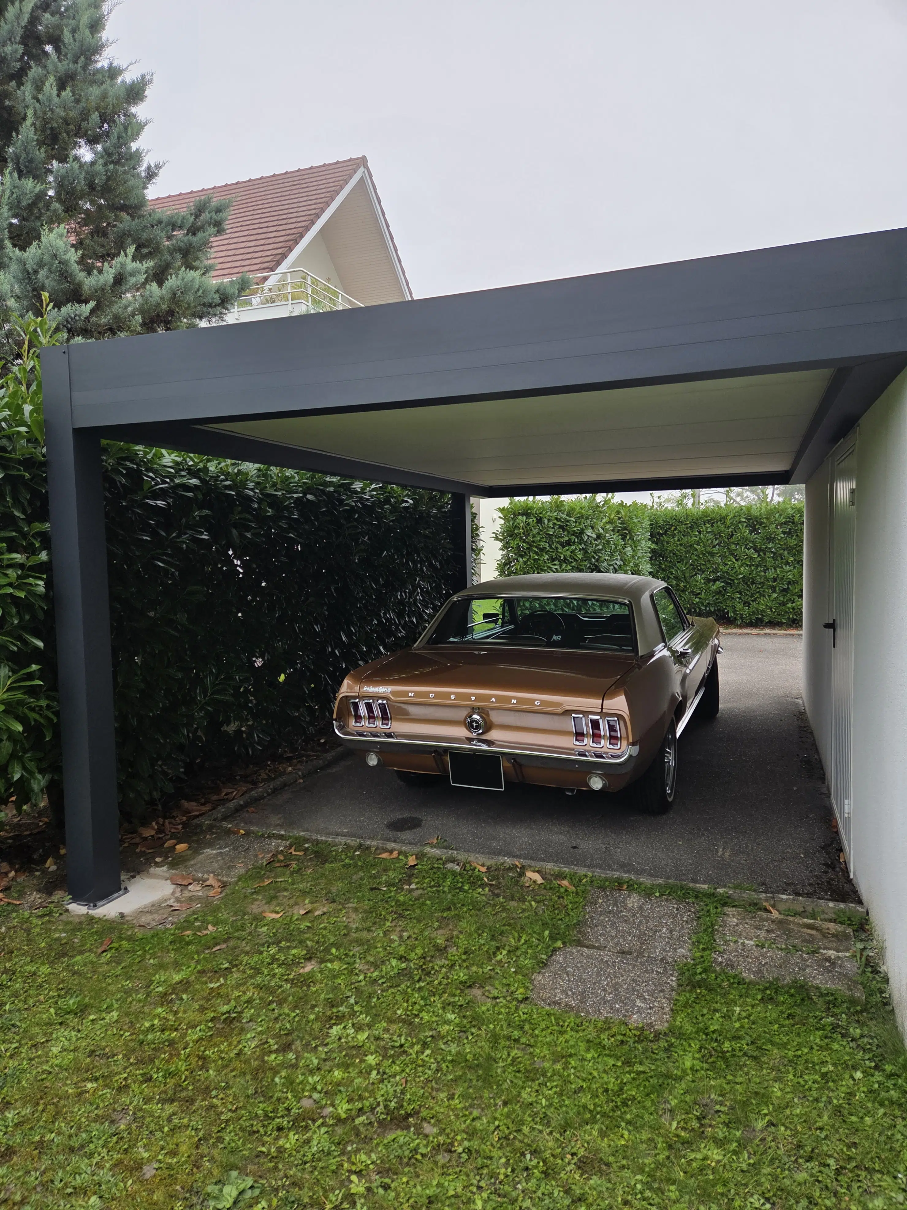 Vue arrière d’un carport aluminium adossé Grandlux à Michelbach-le-Haut