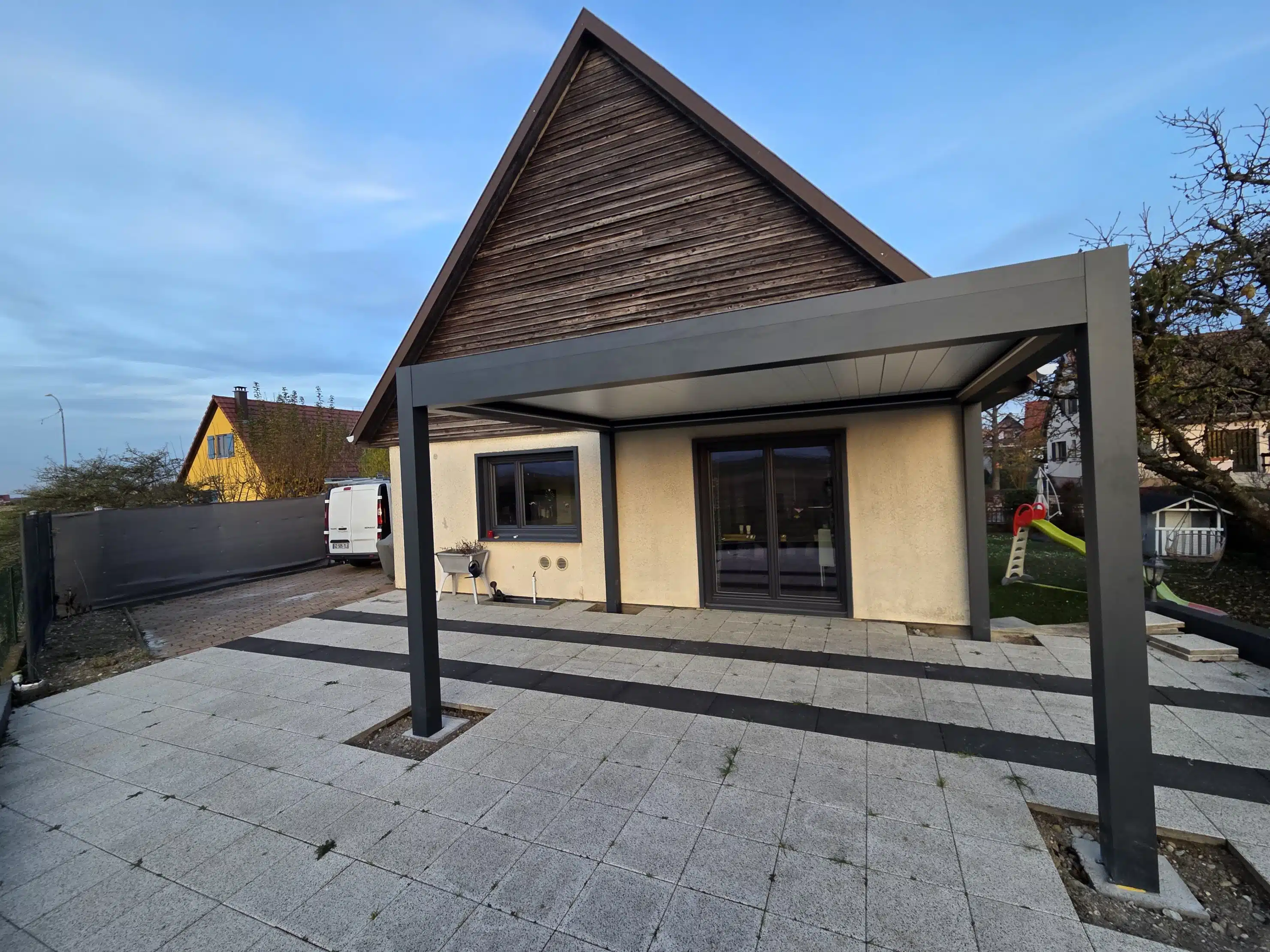 Installation des lames renforcées sur la toiture d’une pergola bioclimatique motorisée sur mesure à Appenwihr