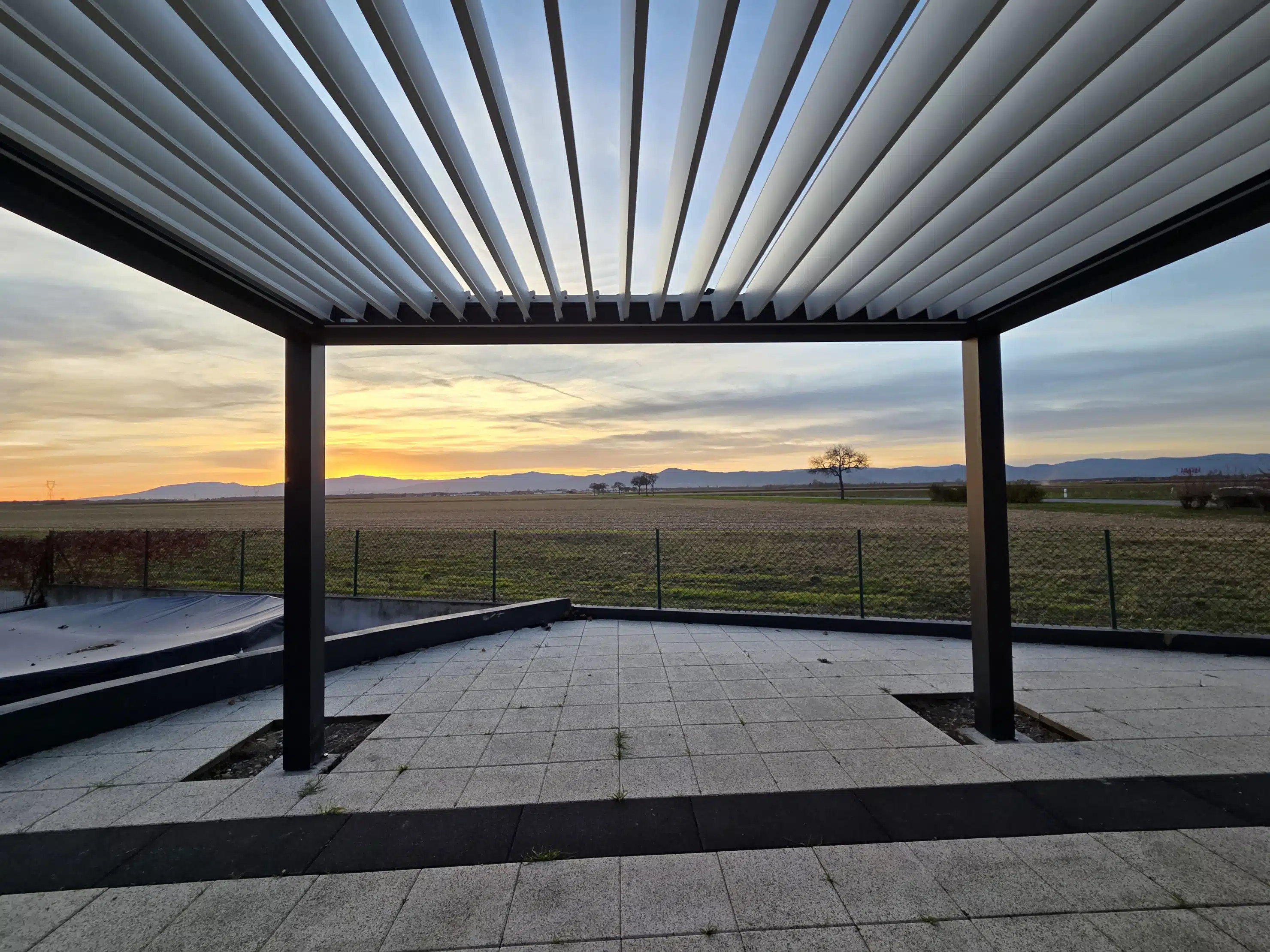 Lames orientables position verticale sur pergola bioclimatique motorisée vue du dessous à Appenwihr