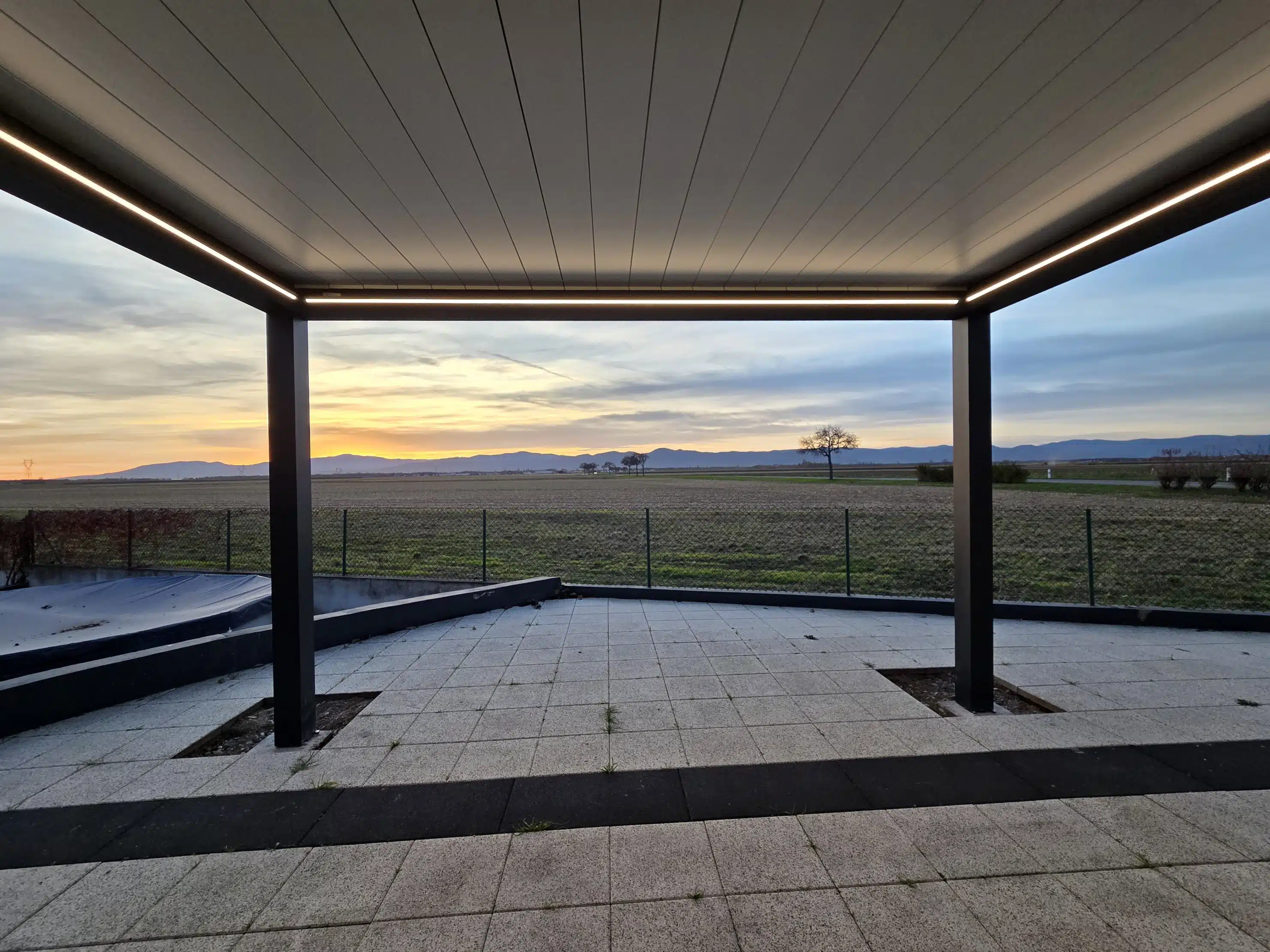 Vue intérieure d’une pergola bioclimatique motorisée avec lames fermées assurant l’étanchéité à Appenwihr