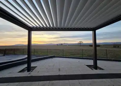 Lames partiellement ouvertes sur pergola bioclimatique motorisée pour un équilibre ombre et lumière à Appenwihr