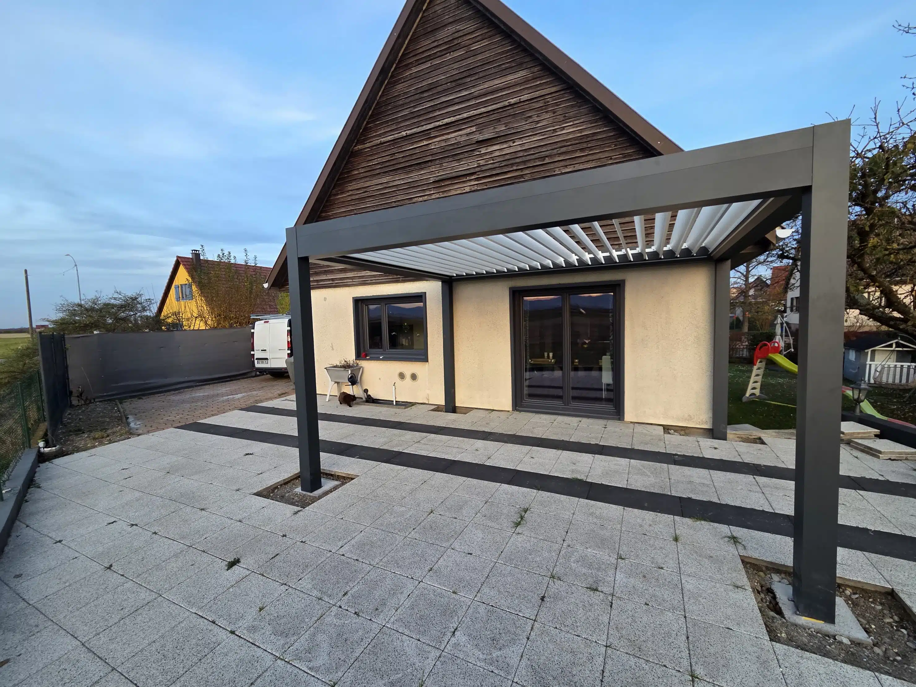 Pergola bioclimatique motorisée avec éclairage LED périphérique éteint en journée à Appenwihr