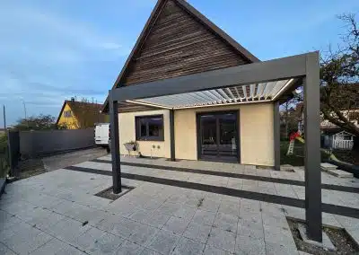 Pergola bioclimatique motorisée avec éclairage LED allumé créant une ambiance chaleureuse à Appenwihr