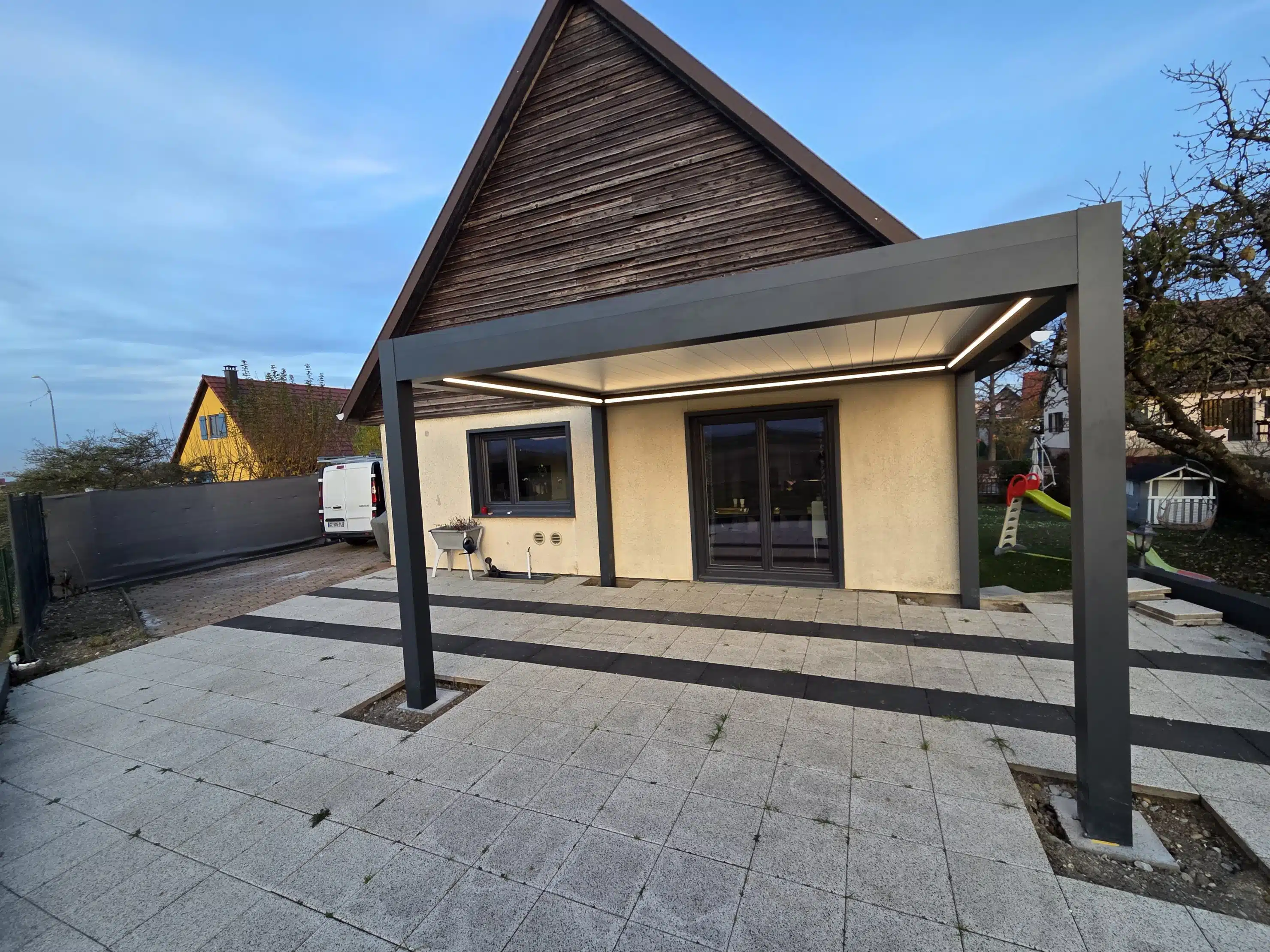 Mise en service de l’éclairage LED périphérique sur pergola bioclimatique motorisée sur mesure à Appenwihr