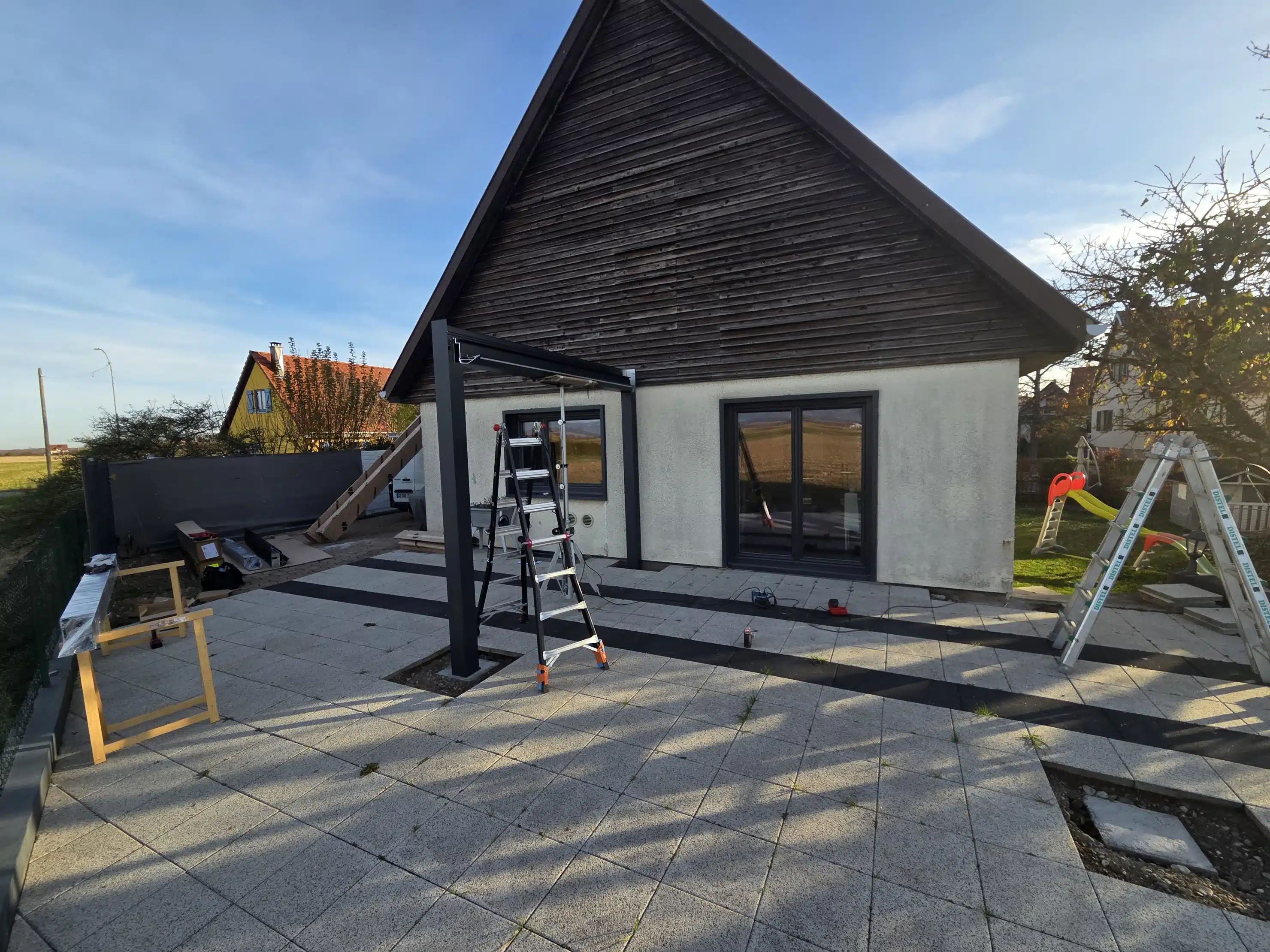 Pose du premier poteau d’une pergola bioclimatique motorisée sur mesure à Appenwihr