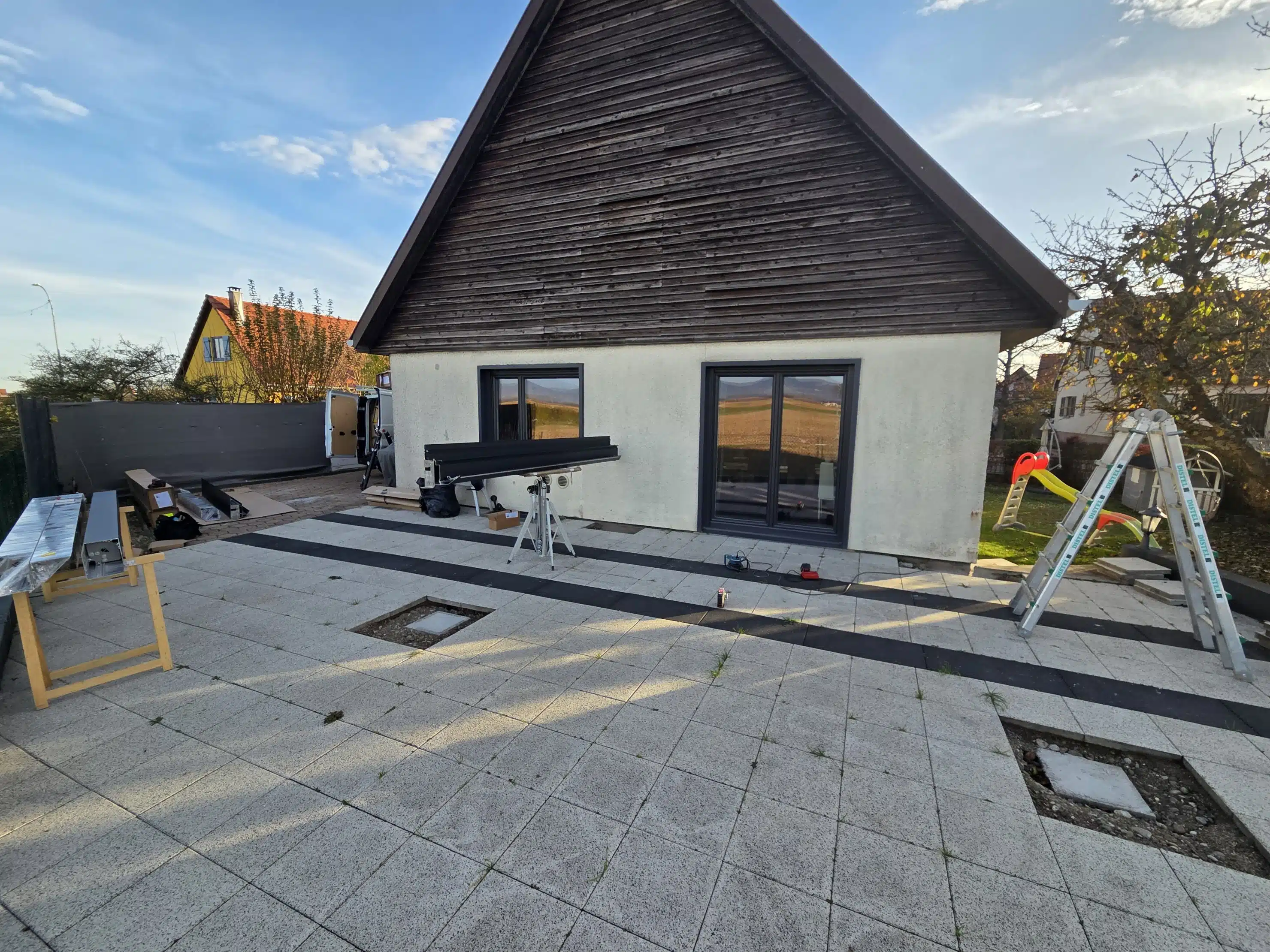 Pose de la première poutre d’une pergola bioclimatique motorisée en aluminium à Appenwihr