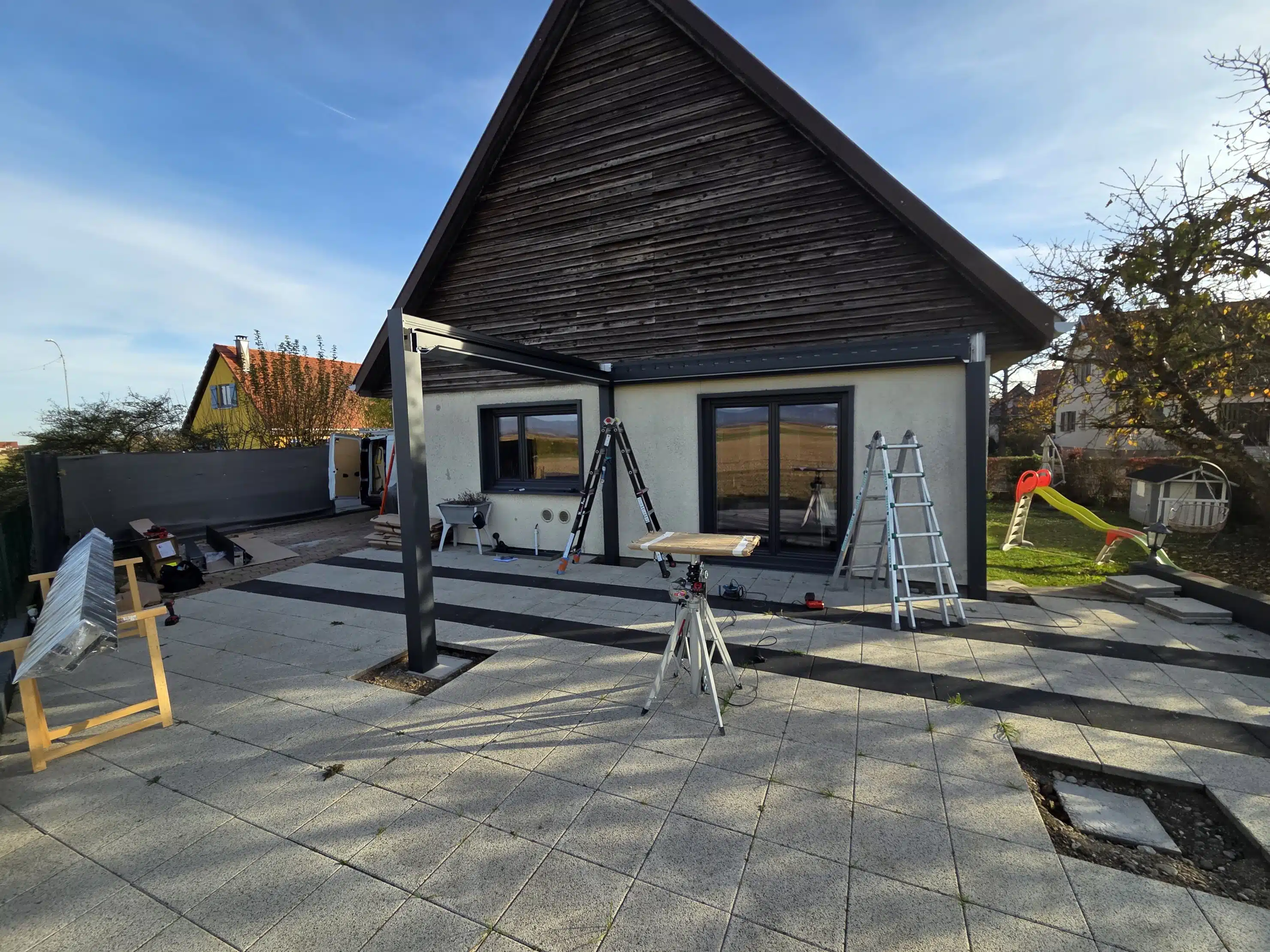 Montage du deuxième côté d’une pergola bioclimatique motorisée sur mesure à Appenwihr