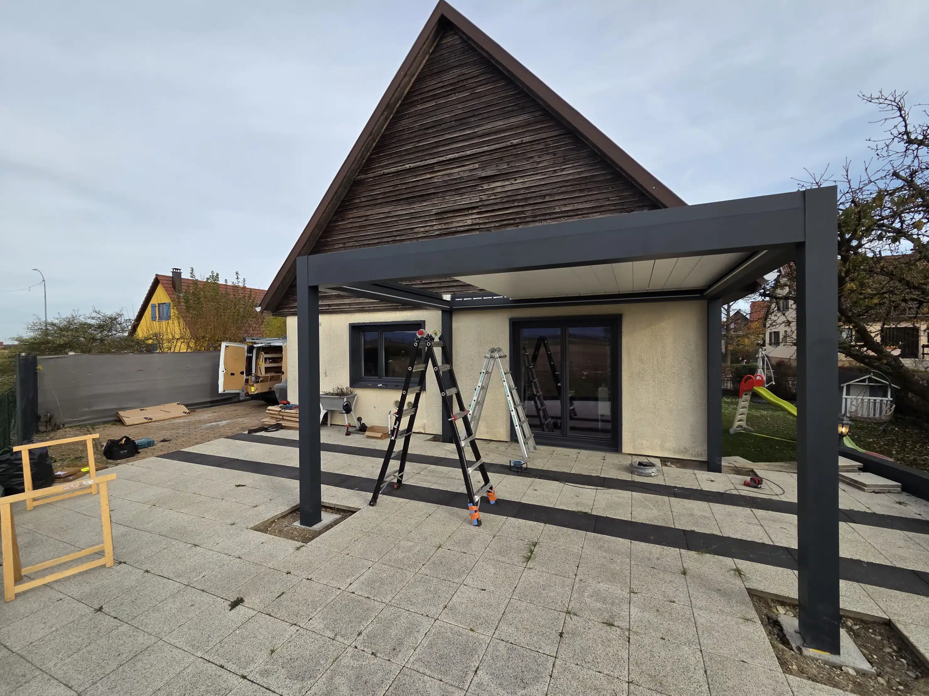 Suite de la pose des lames orientables d’une pergola bioclimatique motorisée à Appenwihr