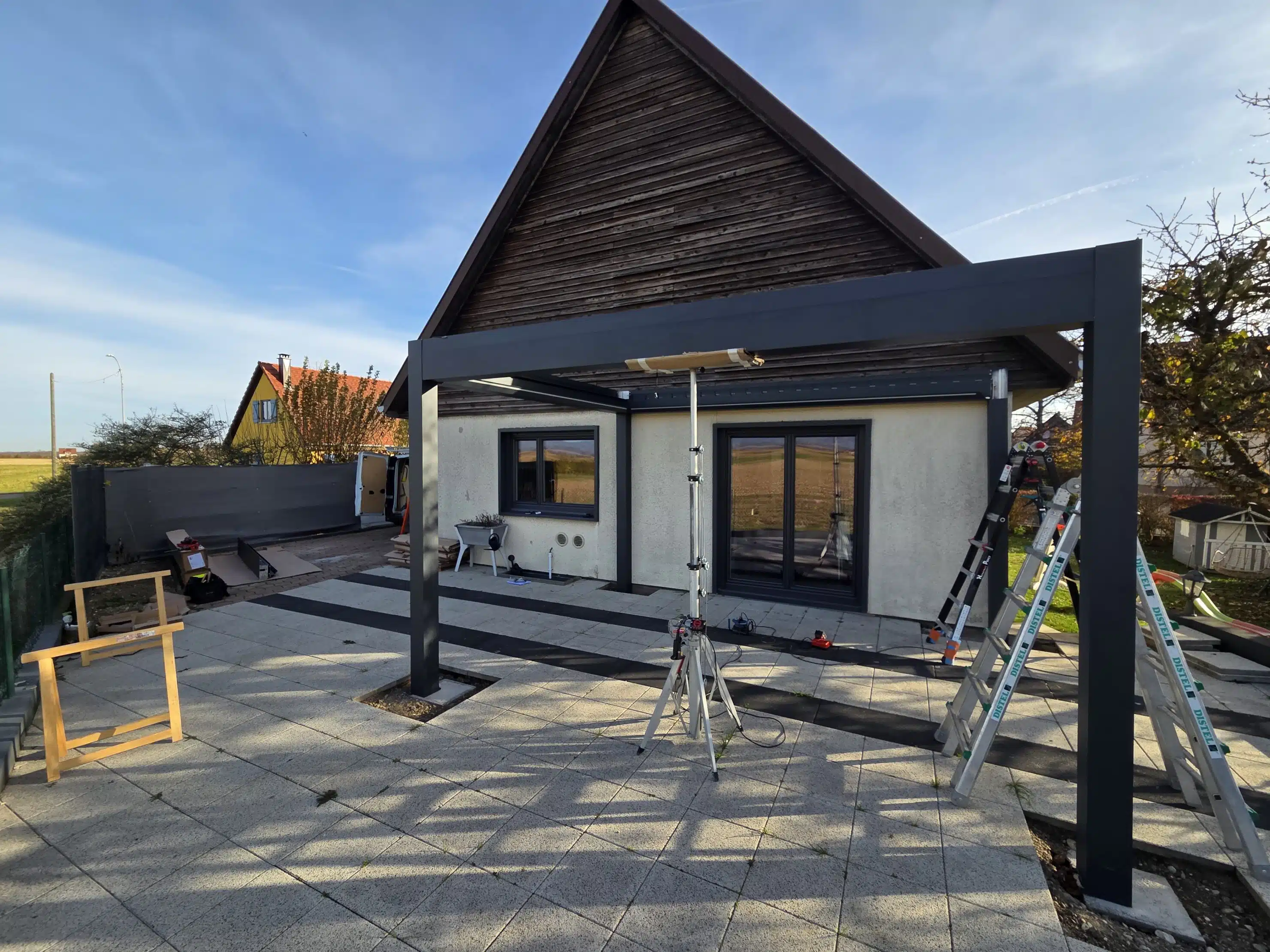 Assemblage du troisième côté d’une pergola bioclimatique motorisée à Appenwihr