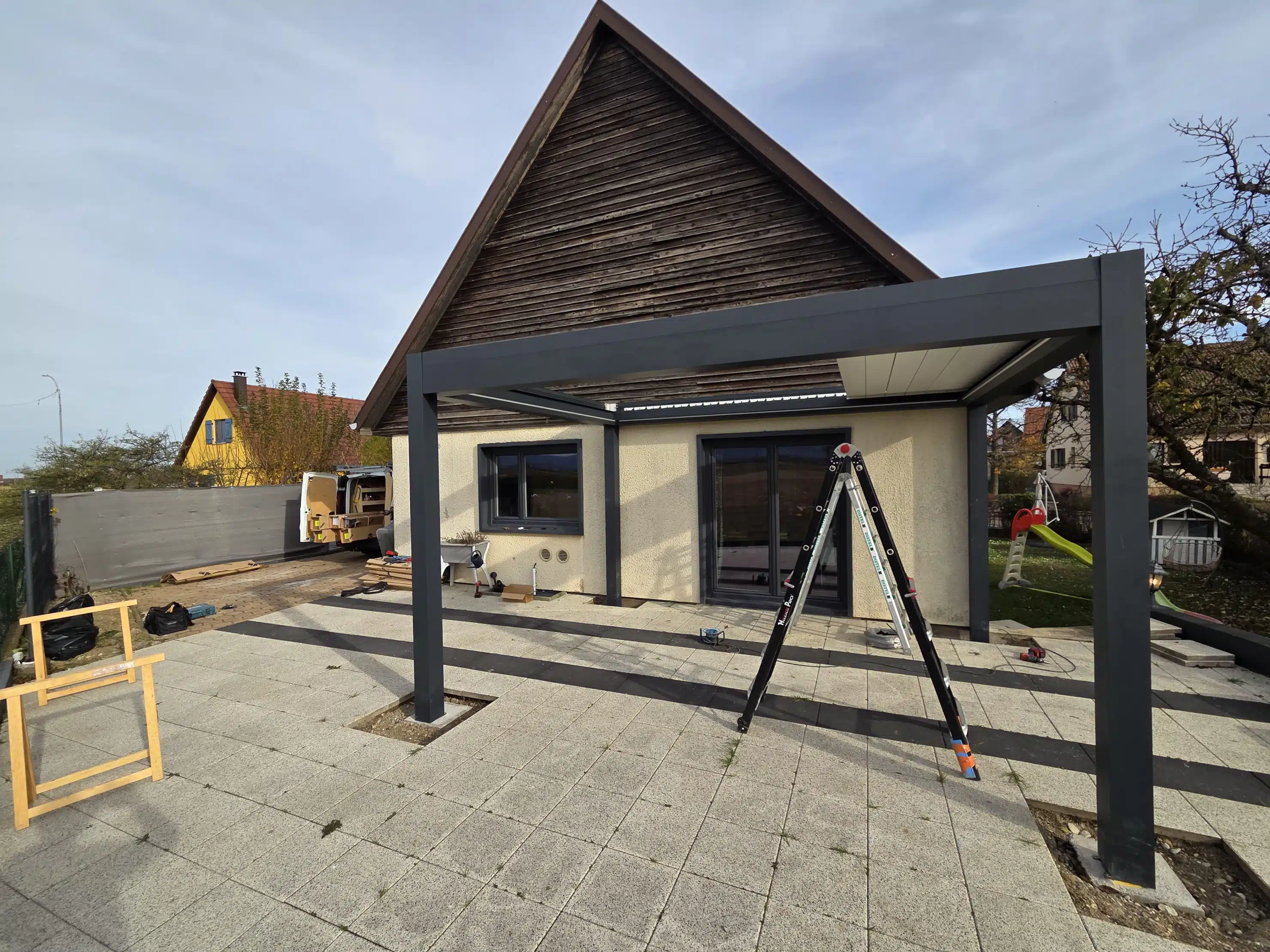 Installation des lames renforcées de toiture d’une pergola bioclimatique motorisée à Appenwihr