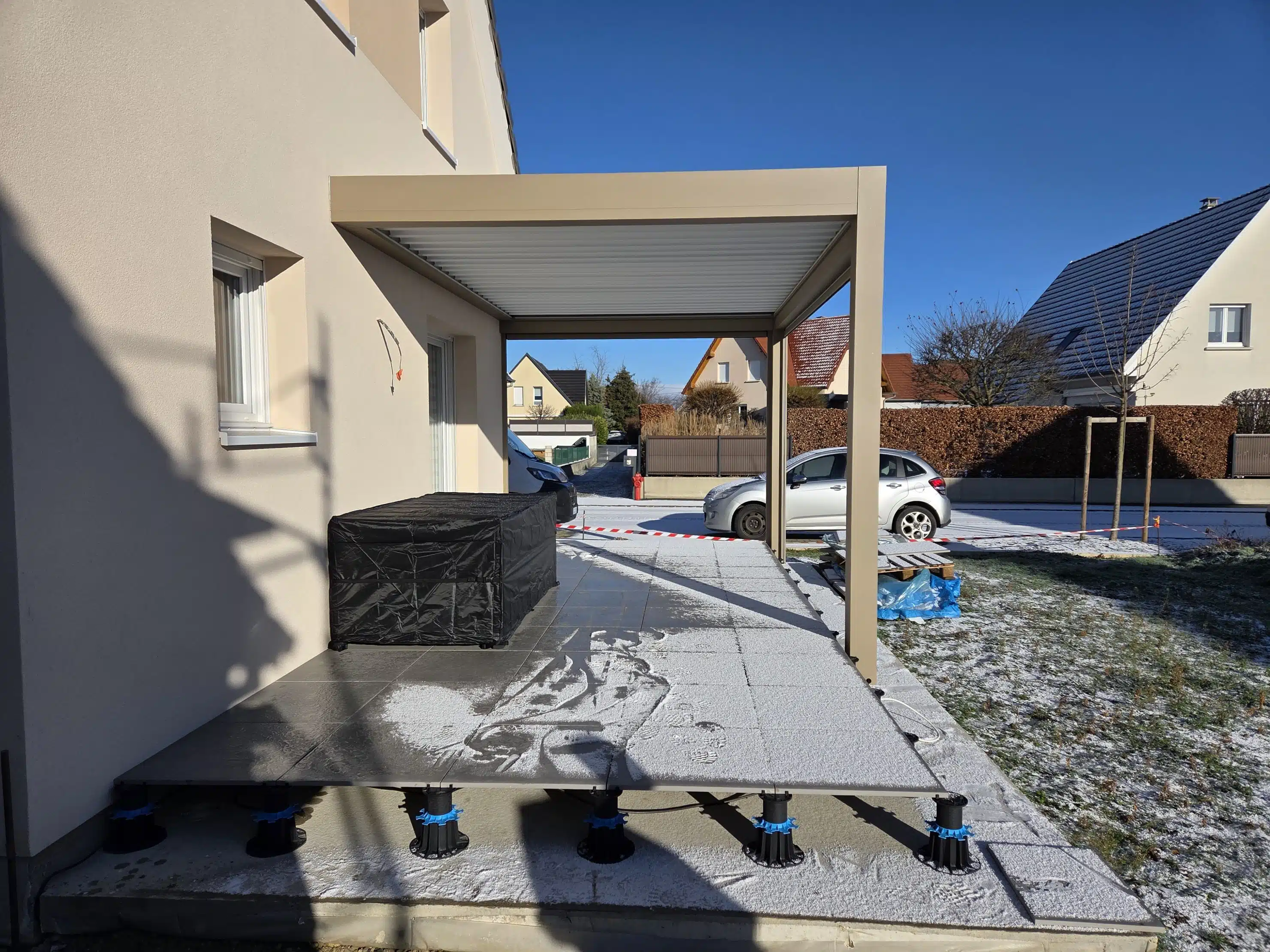 Vue intérieure sous pergola bioclimatique motorisée aluminium avec stores ZIP à Meyenheim