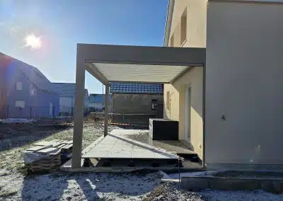 Stores ZIP microperforés installés sur pergola bioclimatique motorisée aluminium couleur taupe à Meyenheim