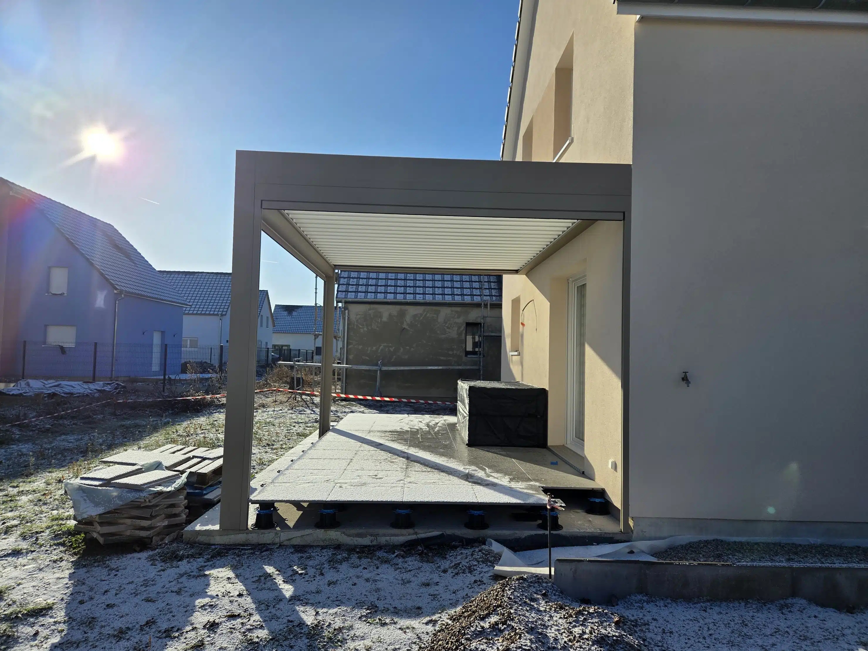 Stores ZIP microperforés installés sur pergola bioclimatique motorisée aluminium couleur taupe à Meyenheim