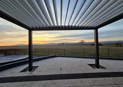 Pergola bioclimatique motorisée sur mesure au coucher de soleil à Appenwihr