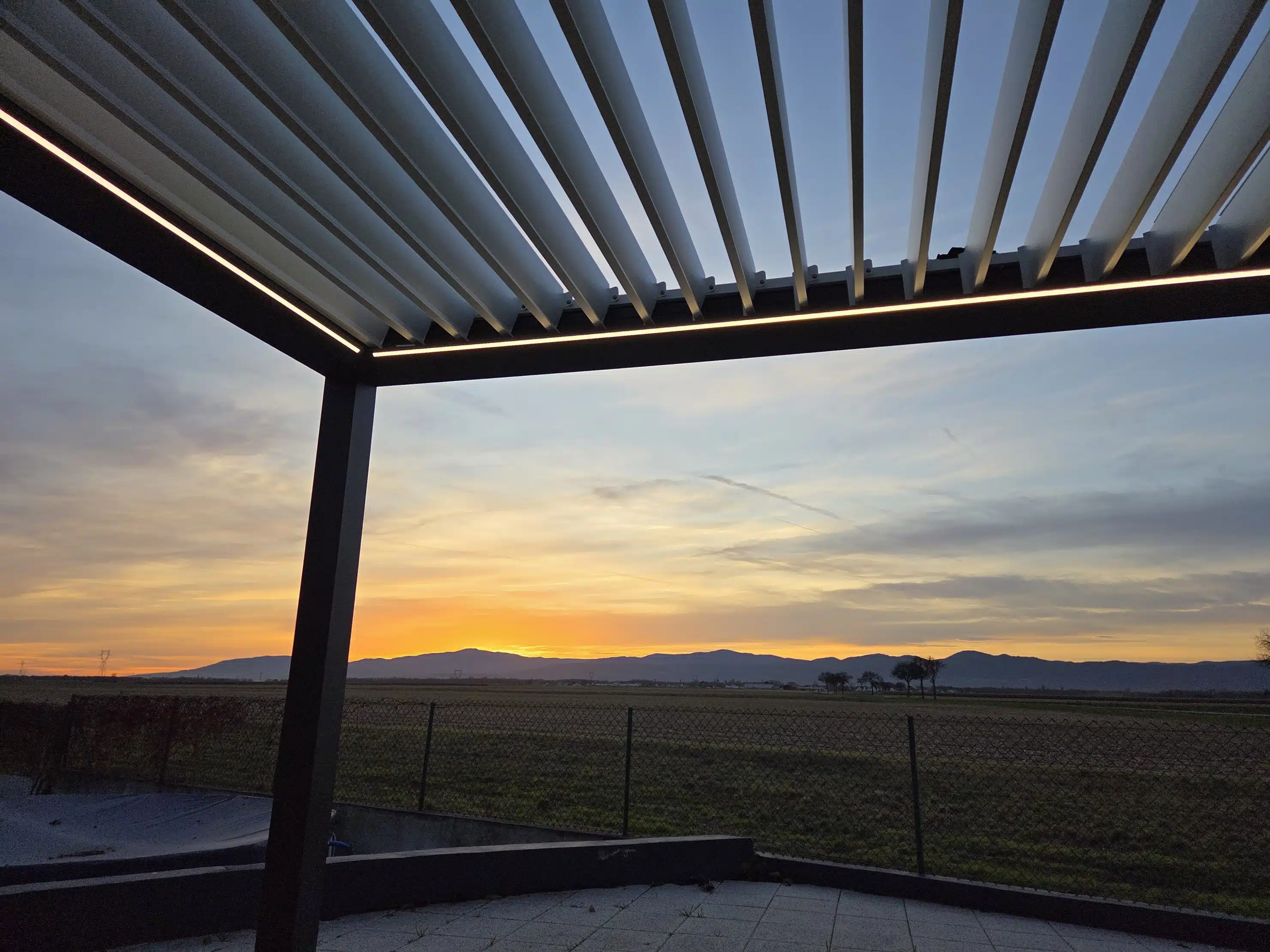 Vue vers les Vosges depuis une pergola bioclimatique motorisée à Appenwihr