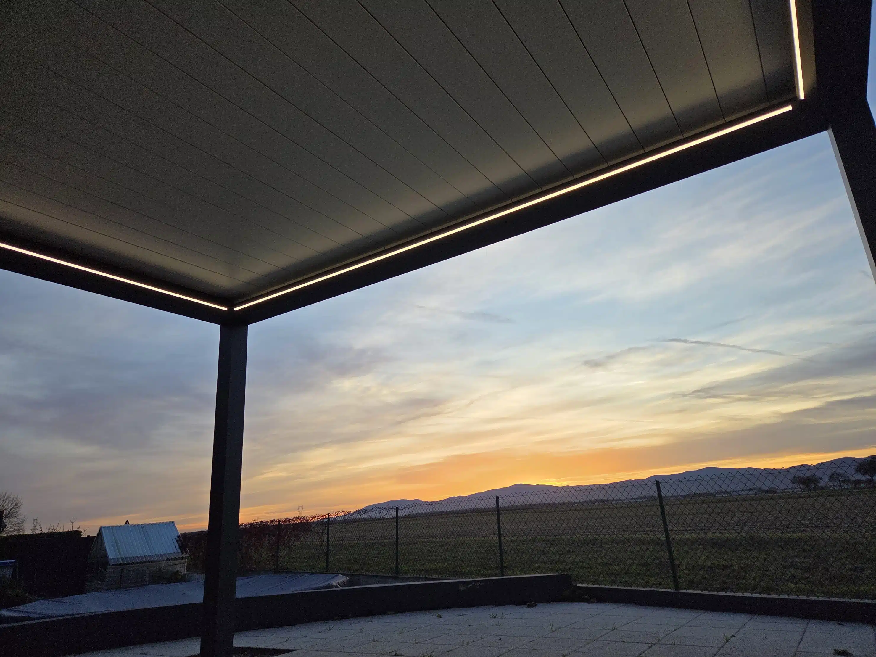 Vue depuis le dessous d’une pergola bioclimatique motorisée avec éclairage à Appenwihr