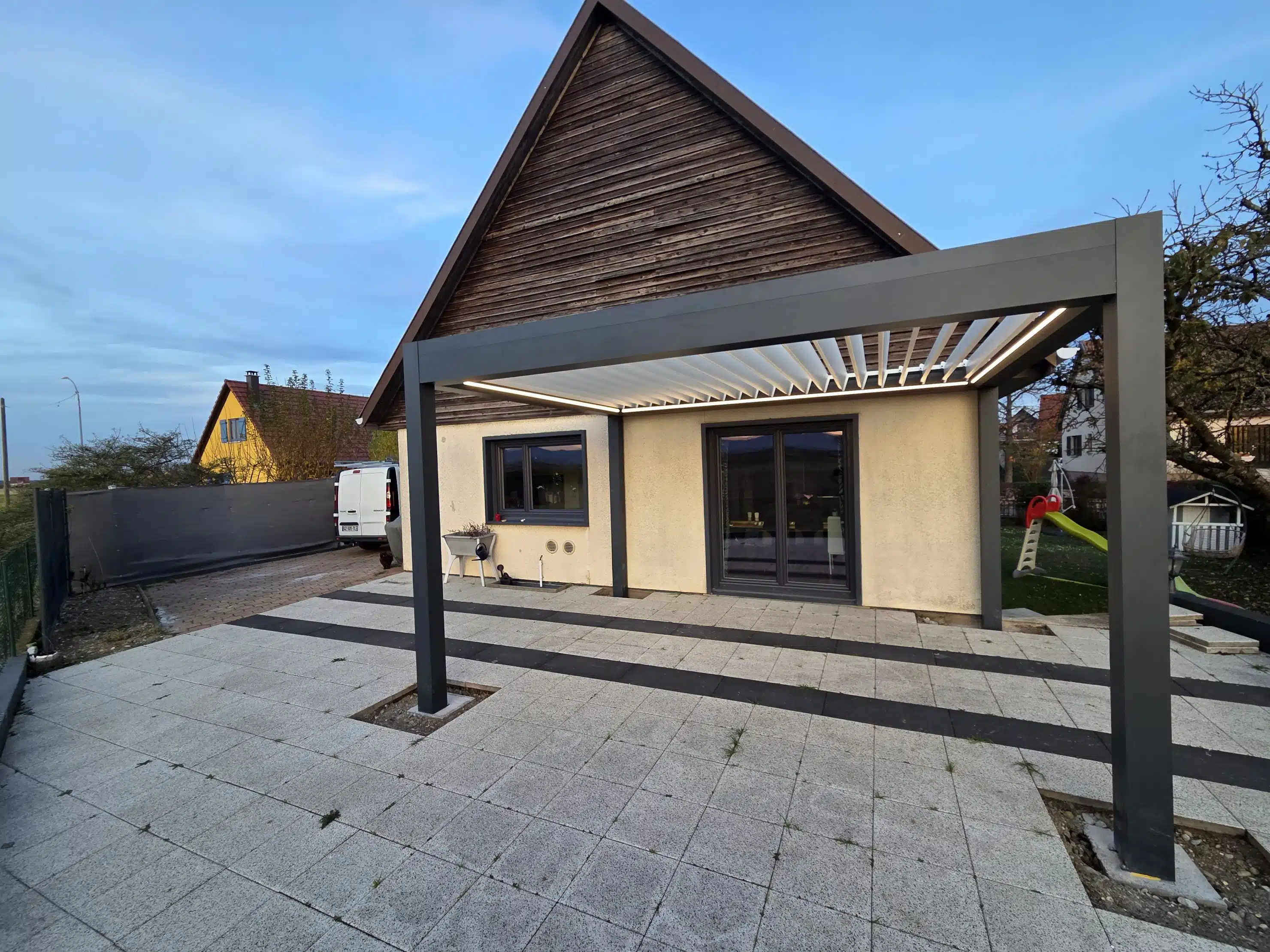 Pergola bioclimatique motorisée sur mesure en aluminium anthracite vue en biais droit, installation à Appenwihr