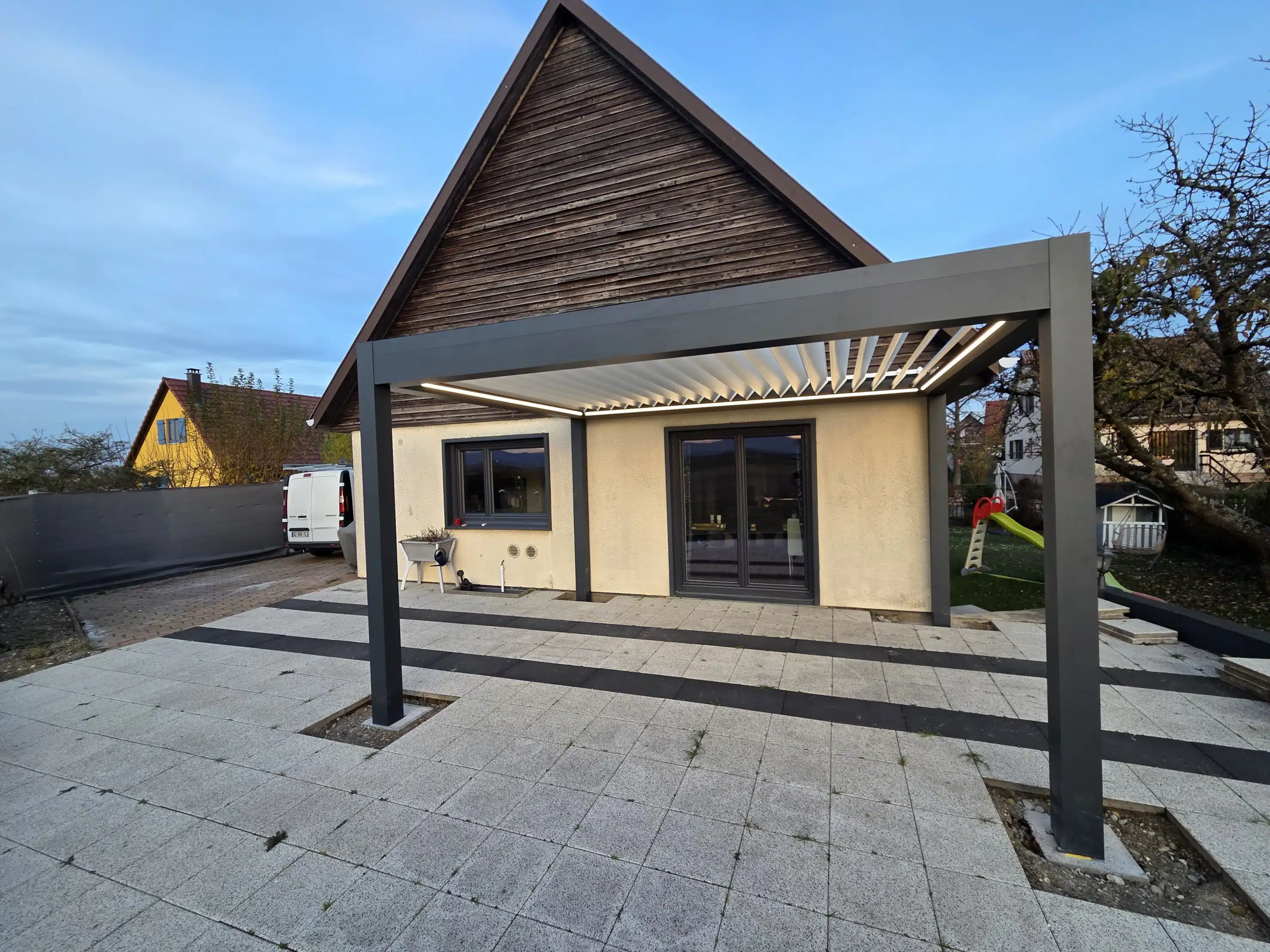 Vue rapprochée d’une pergola bioclimatique motorisée sur mesure en aluminium à Appenwihr