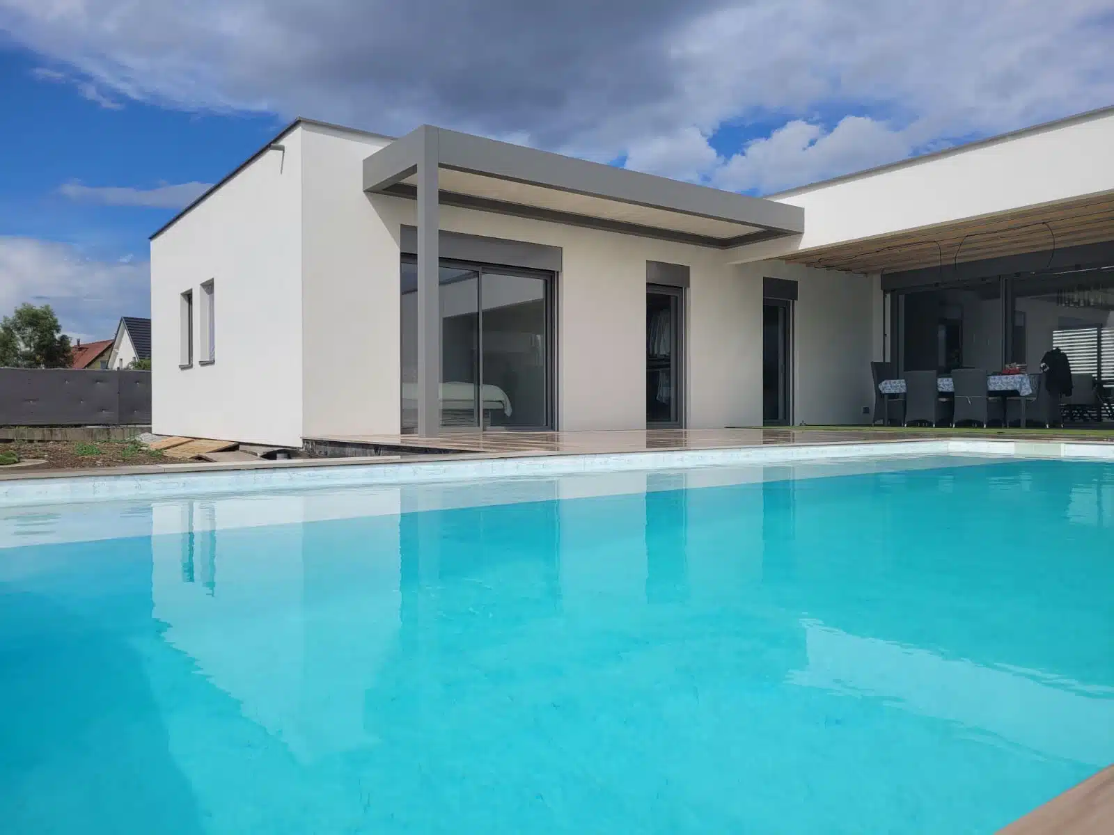 Pergola aluminium sur mesure toiture plate isolée installée devant piscine à Issenheim