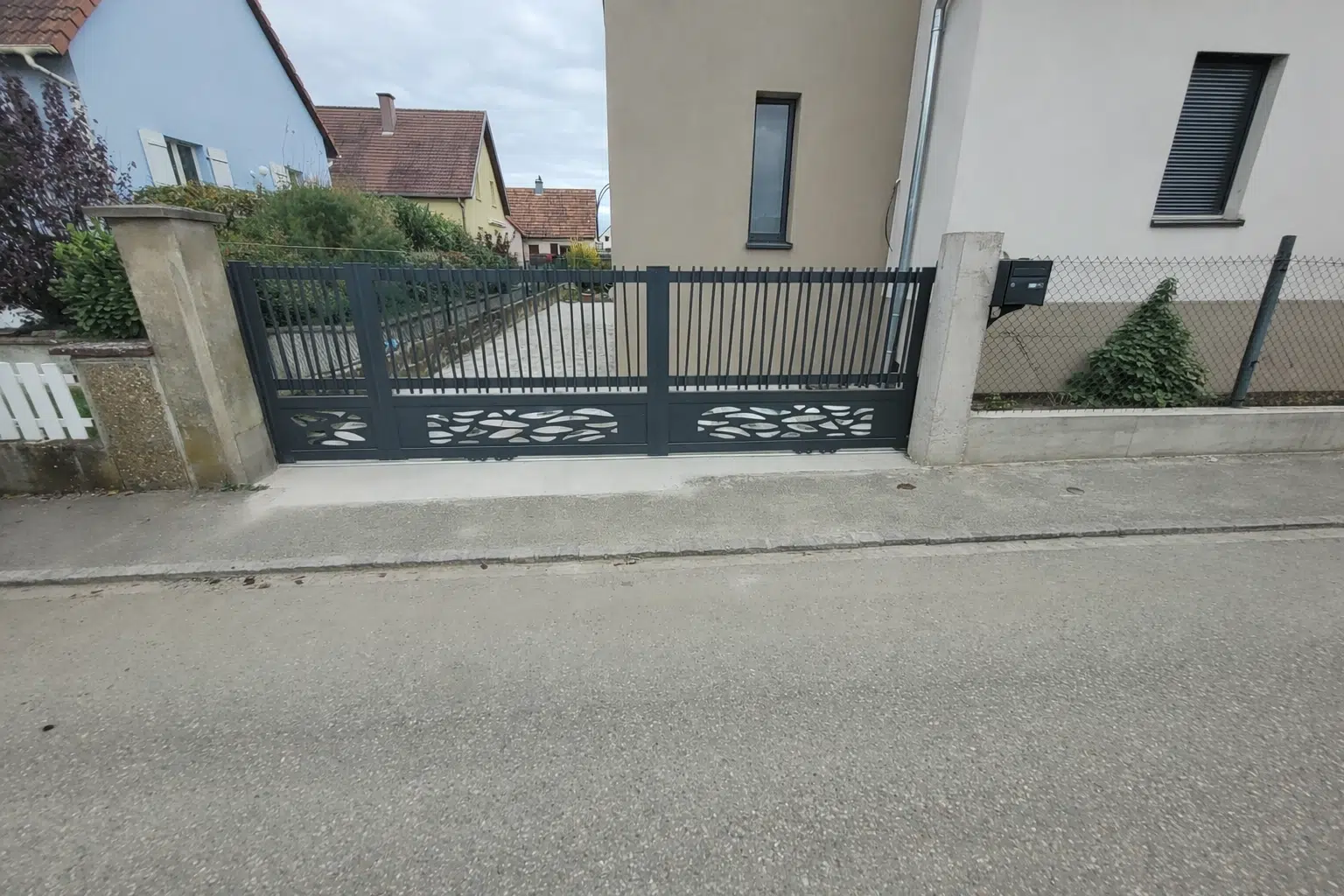 Portail coulissant aluminium motorisé anthracite avec portillon intégré, design ajouré contemporain, installation sur mesure à Turckheim