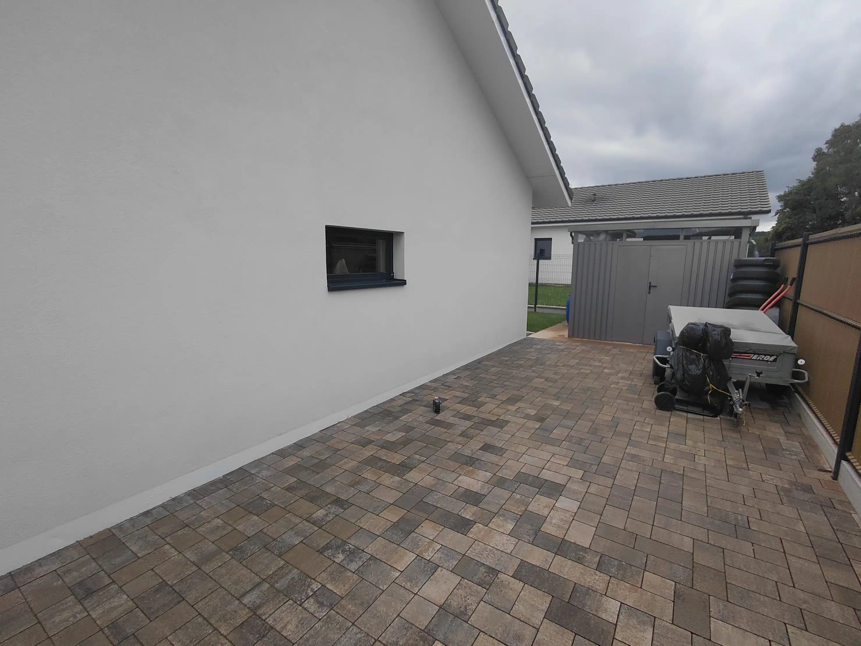 Avant travaux : emplacement pour futur carport aluminium avec portail motorisé à Saulcy-sur-Meurthe.