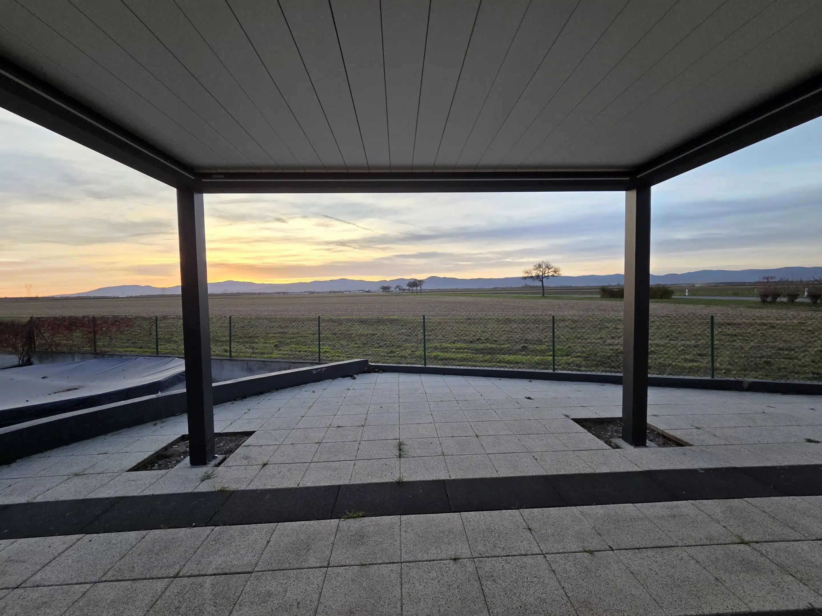 Vue intérieure sous pergola bioclimatique motorisée sur mesure, LED éteintes, à Appenwihr