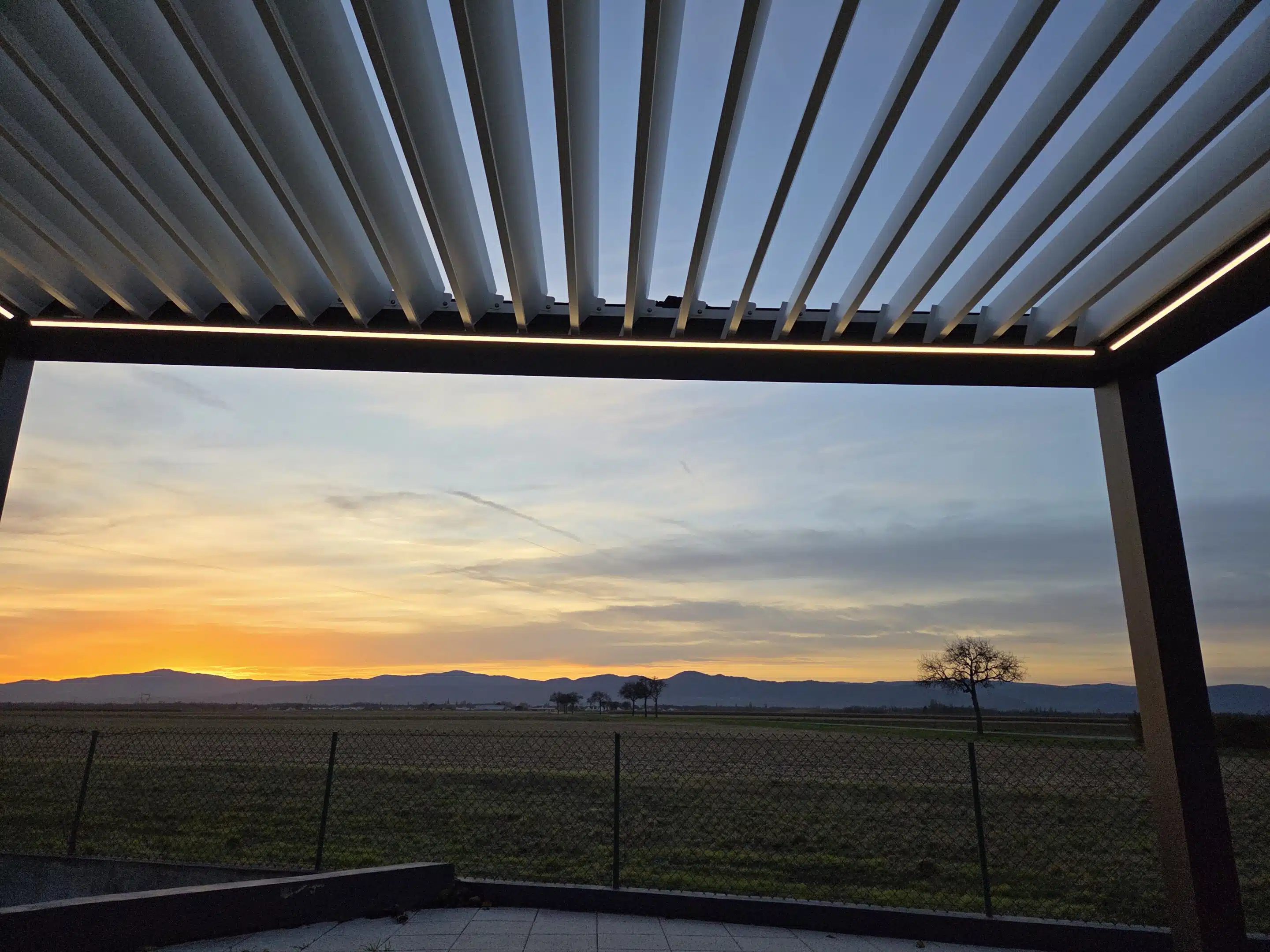 Détail mécanique d’une pergola bioclimatique motorisée sur mesure : système d’orientation des lames à Appenwihr