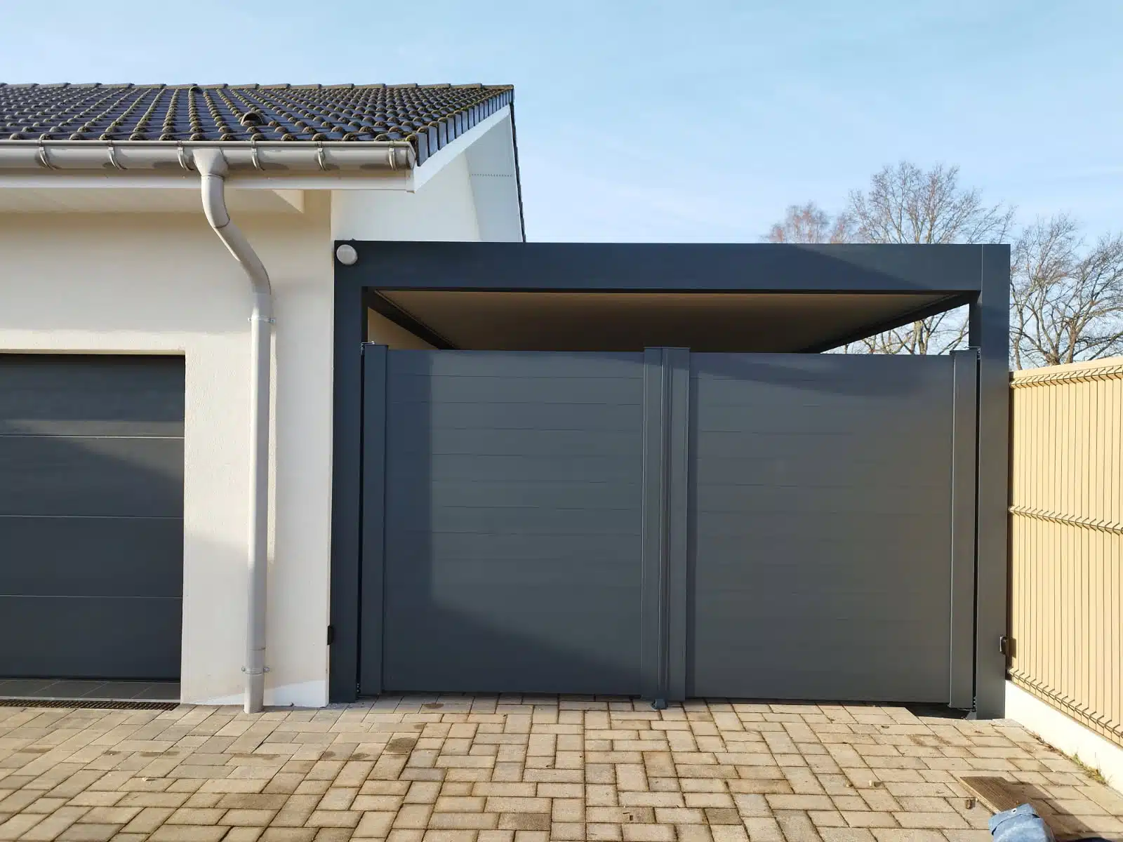 Portail motorisé Somfy et carport aluminium : détail de la fermeture à Saulcy-sur-Meurthe.Portail motorisé Somfy et carport aluminium : détail de la fermeture à Saulcy-sur-Meurthe.
